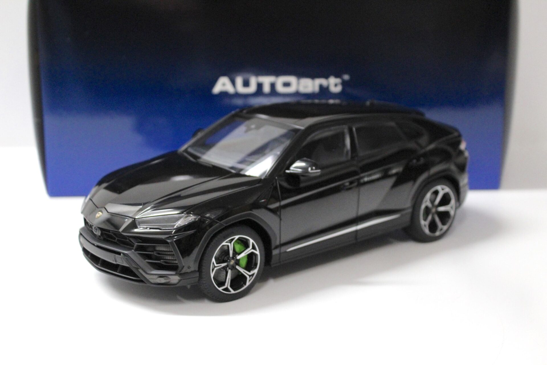 1:18 AUTOart Lamborghini Urus 2018 Nero Noctis/ Solid black