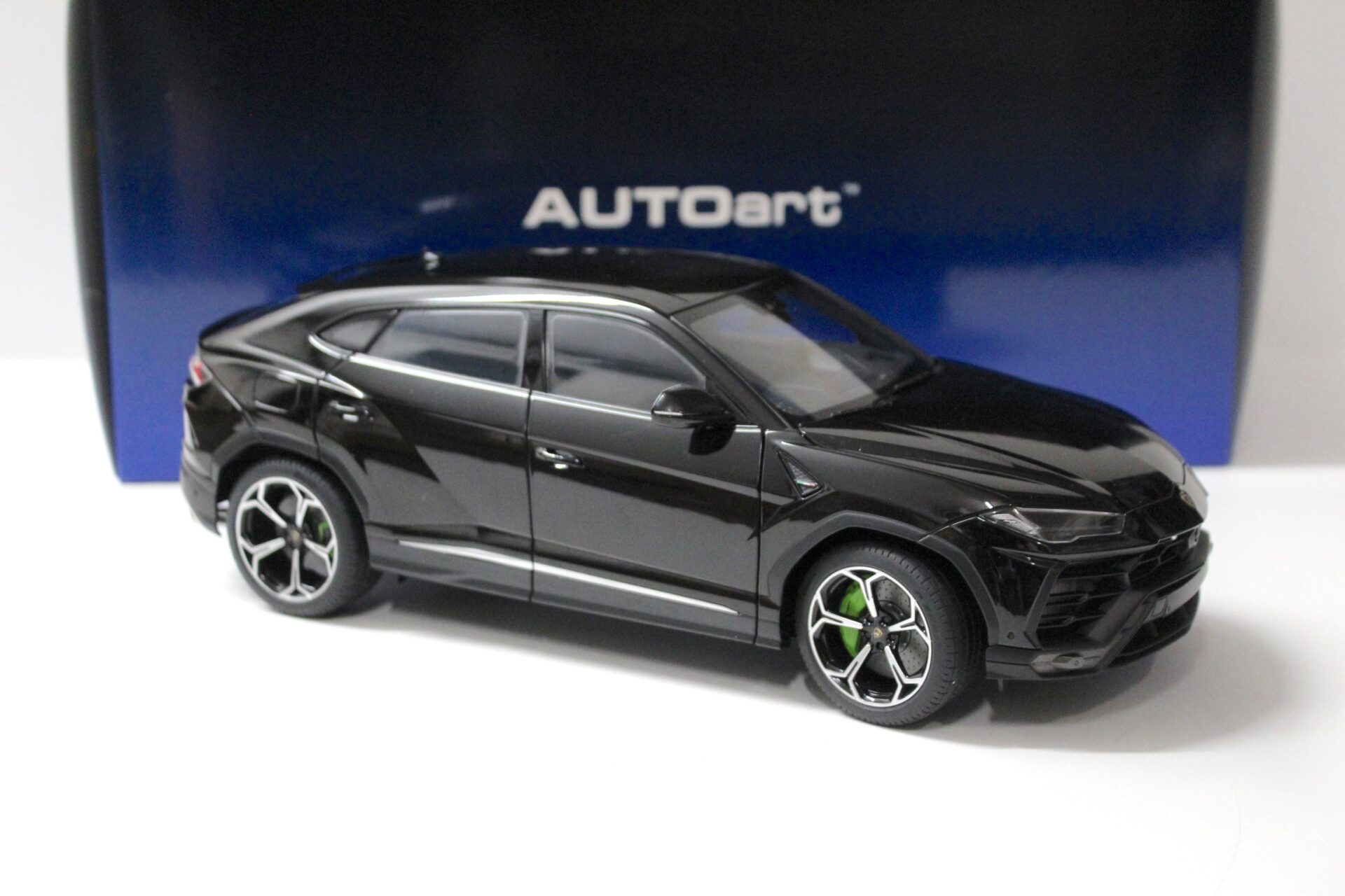 1:18 AUTOart Lamborghini Urus 2018 Nero Noctis/ Solid black