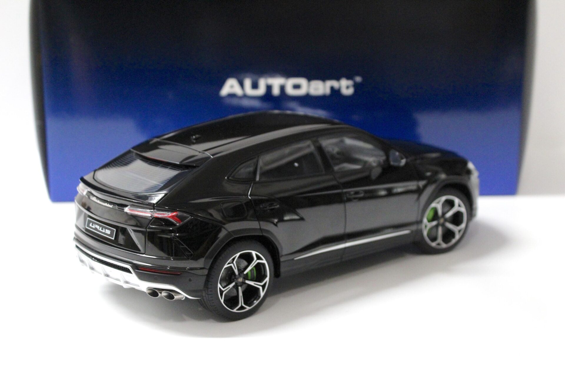 1:18 AUTOart Lamborghini Urus 2018 Nero Noctis/ Solid black