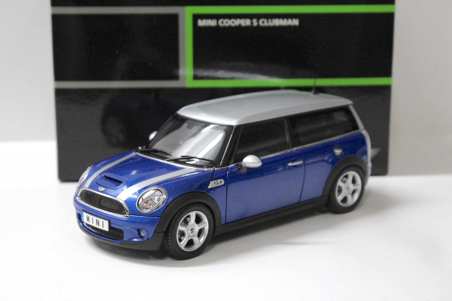 ID 55176 orig.jpg 1:18 Kyosho Mini Cooper S Clubman RHD blue/ silver DEALER VERSION