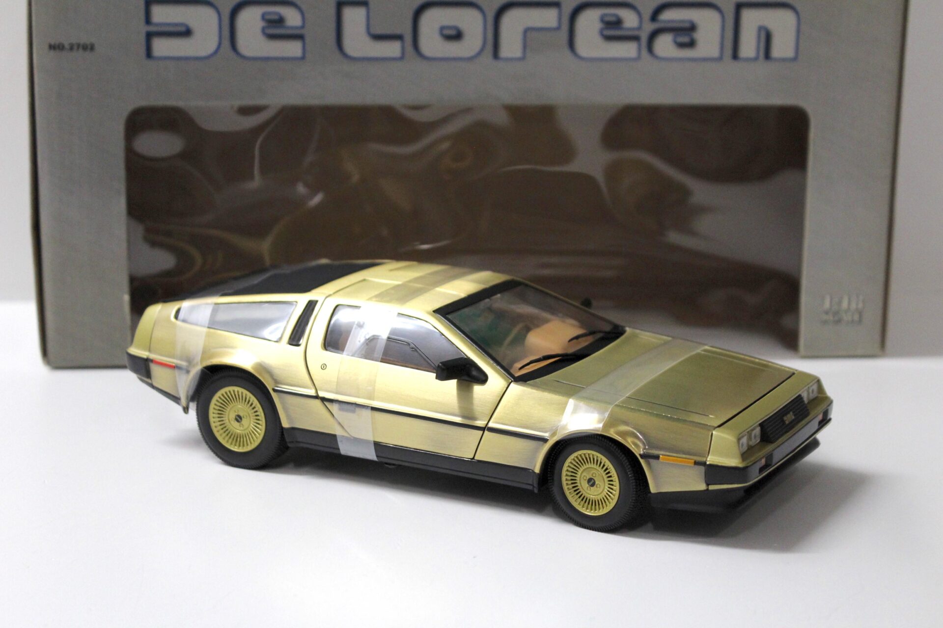 1:18 Sun Star 1981 DMC Delorean Gold Edition