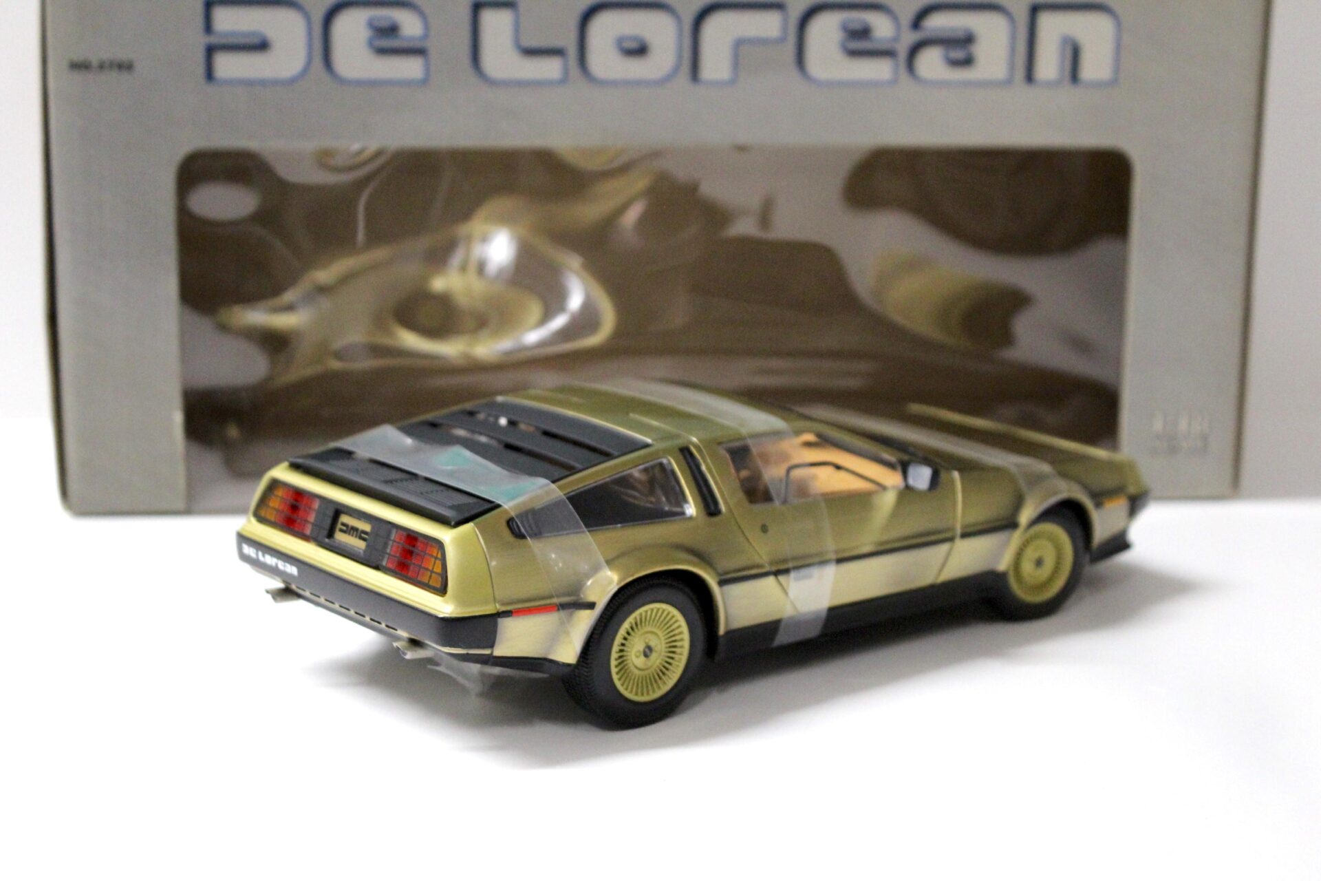 1:18 Sun Star 1981 DMC Delorean Gold Edition