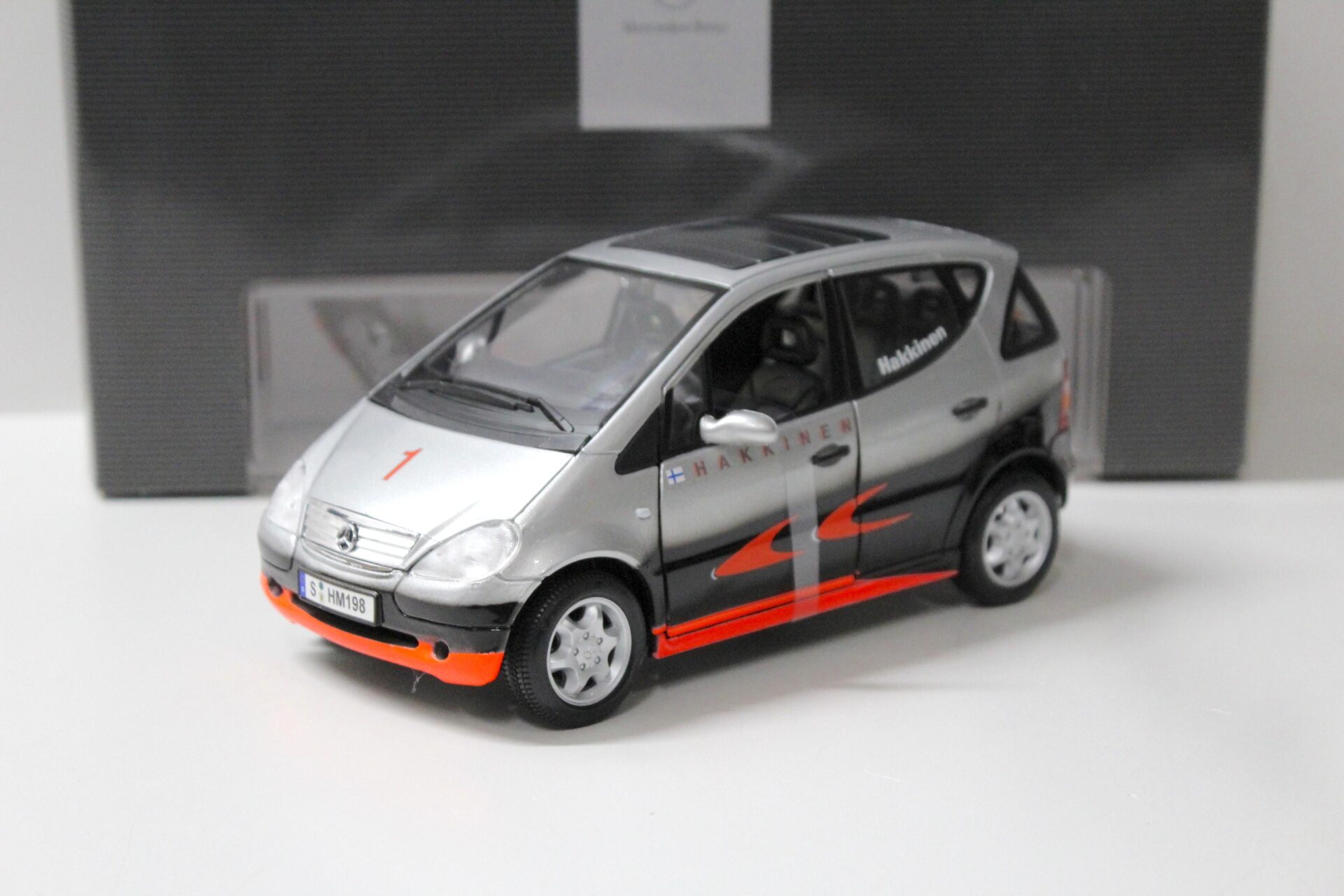 1:18 Maisto Mercedes A-Klasse Formula 1 Design Hakkinen DEALER VERSION