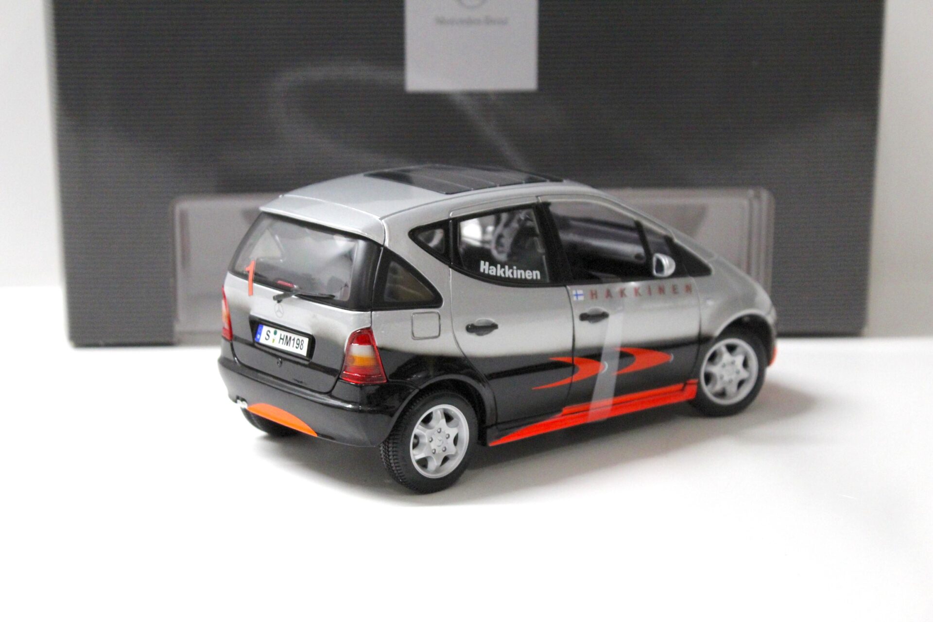 1:18 Maisto Mercedes A-Klasse Formula 1 Design Hakkinen DEALER VERSION