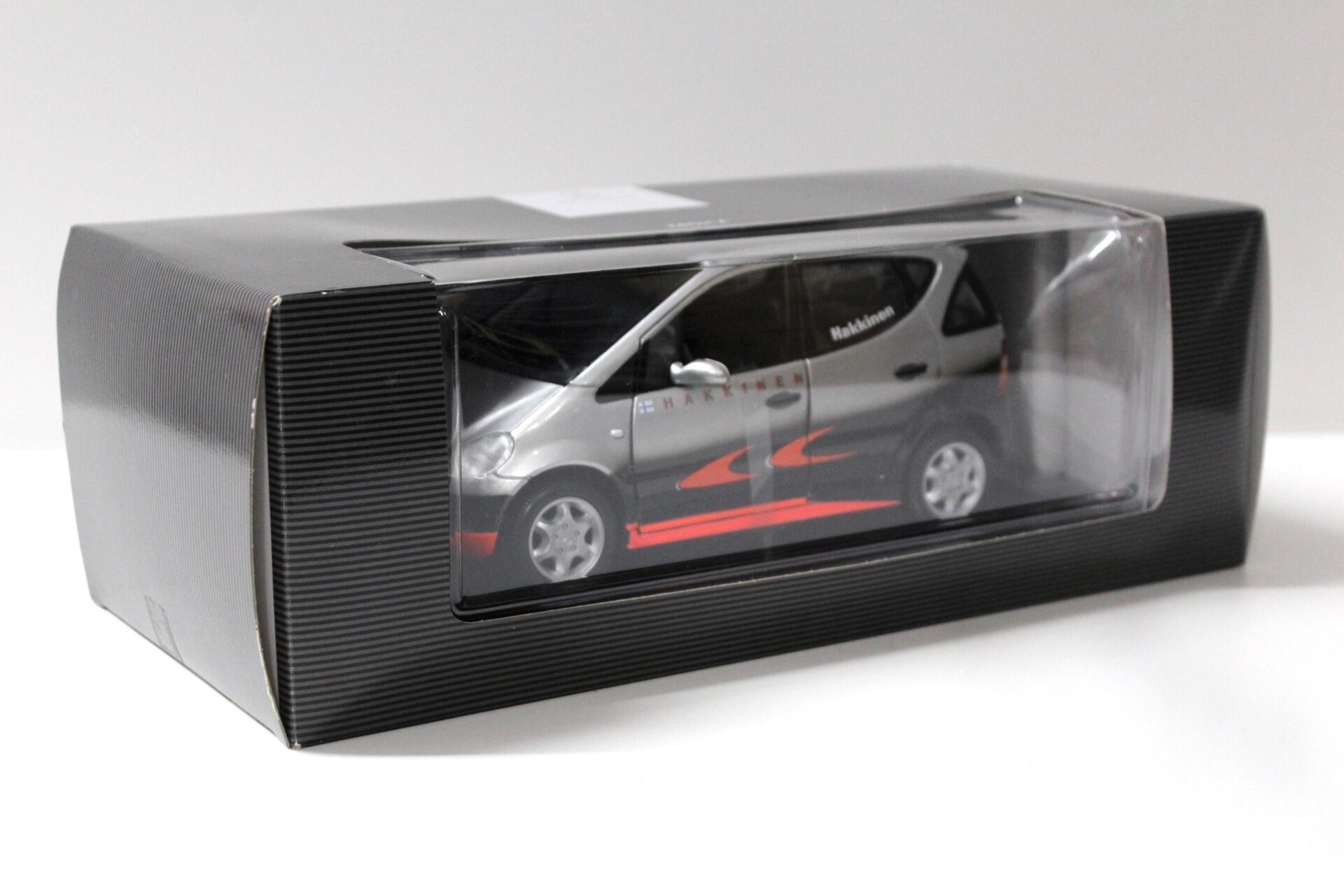 1:18 Maisto Mercedes A-Klasse Formula 1 Design Hakkinen DEALER VERSION