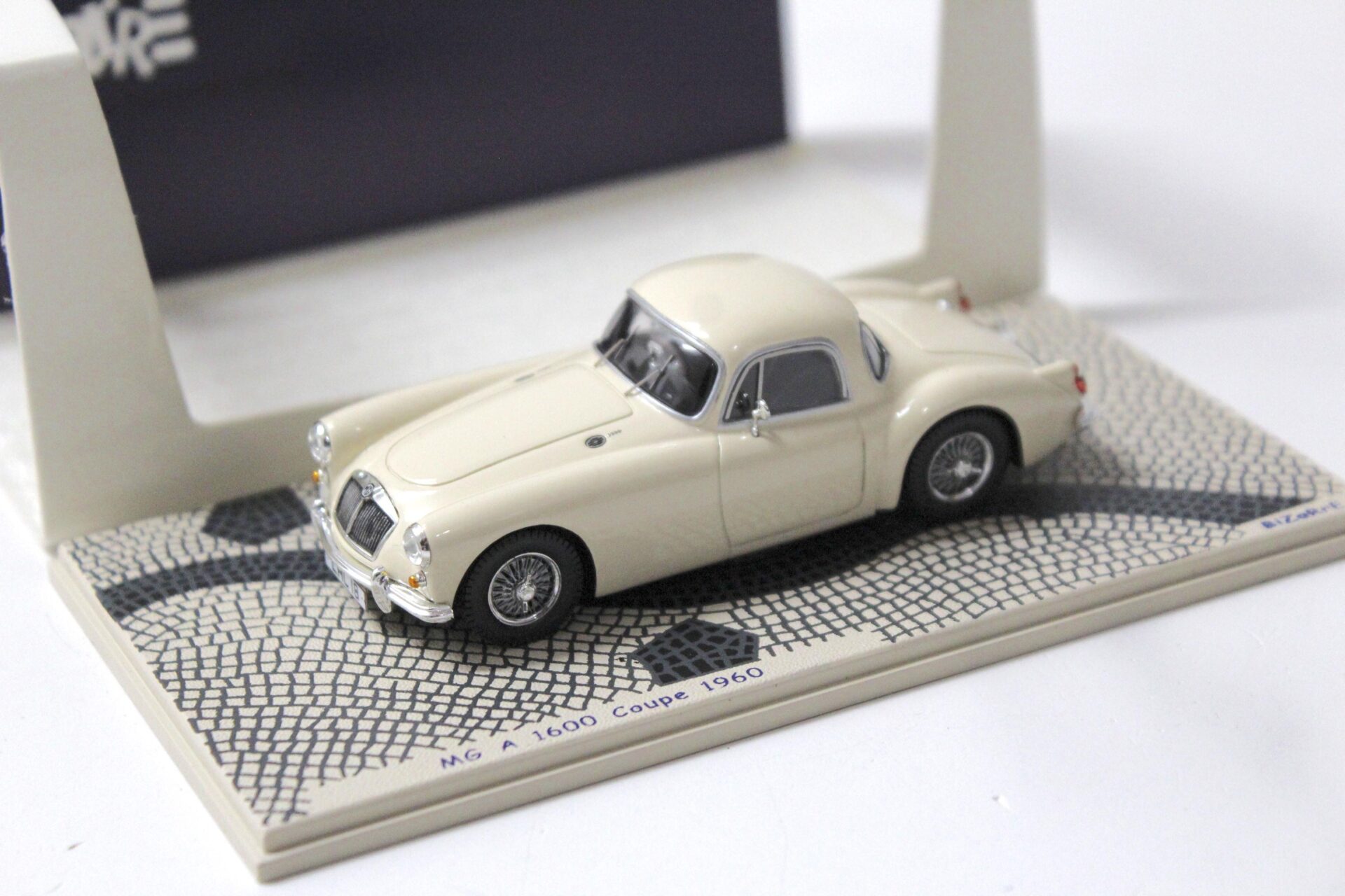 1:43 Spark Bizarre MG A 1600 Coupe 1960 beige