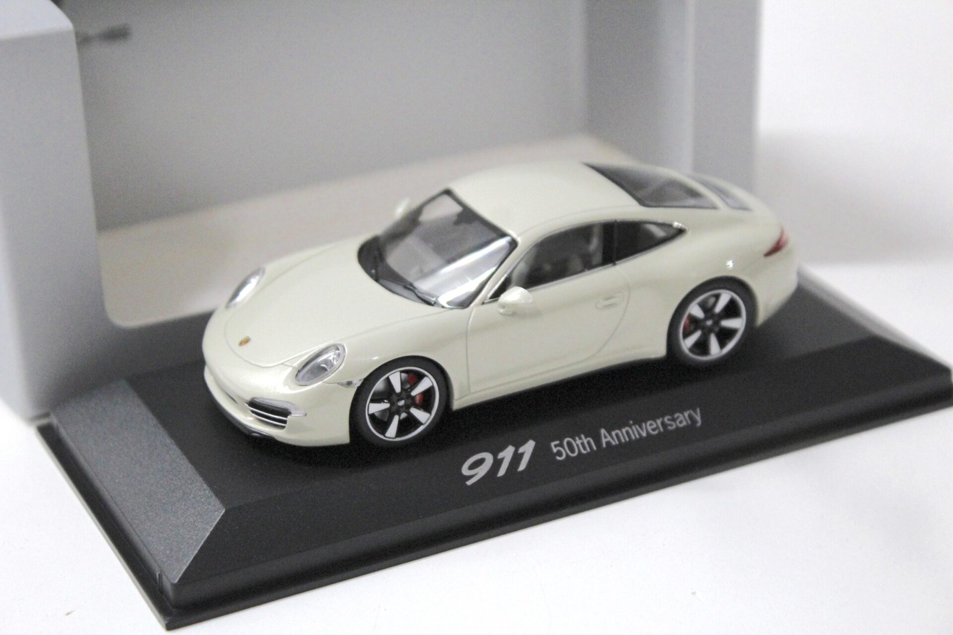 ID 55568 orig.jpg 1:43 Minichamps Porsche 911 (991) Carrera "50th Anniversary" pearl white DEALER VERSION