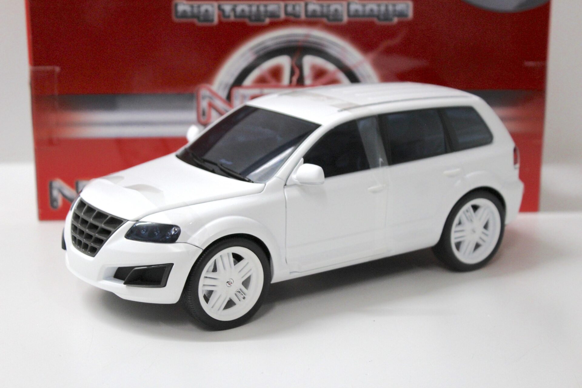 ID 55643 orig.jpg 1:18 Norev VW Touareg P24 by Parotech matt white 2008