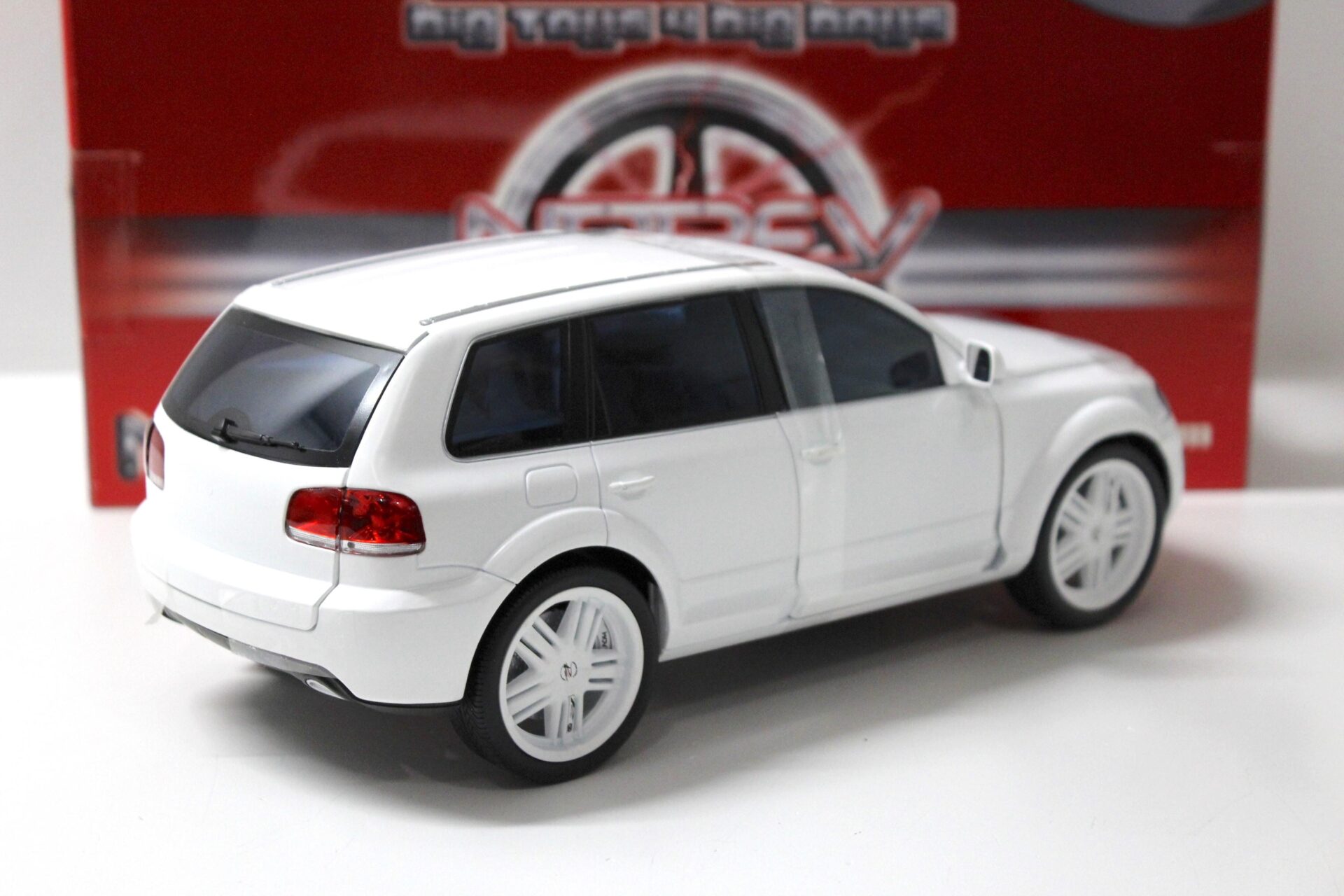 1:18 Norev VW Touareg P24 by Parotech matt white 2008