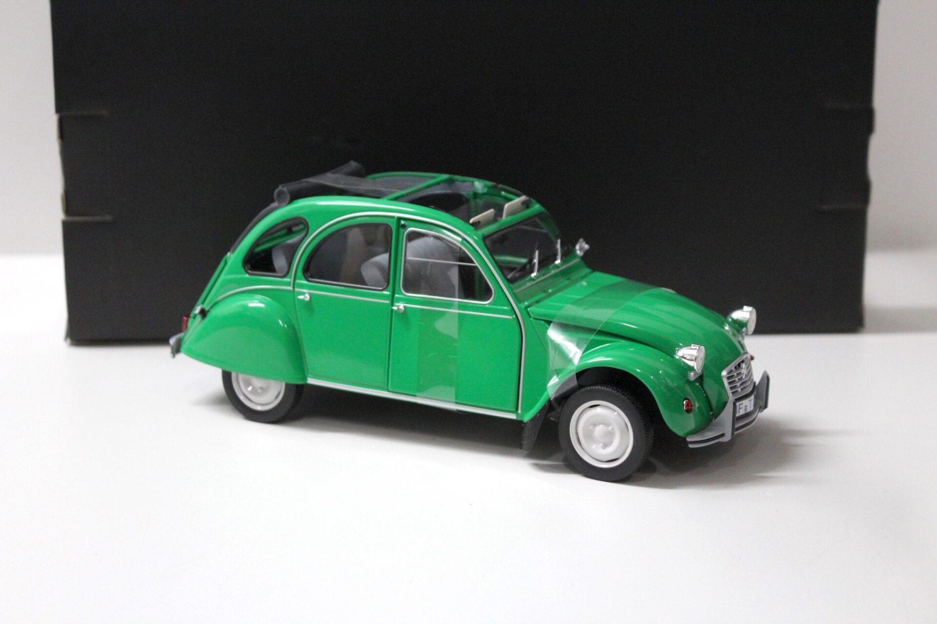 1:18 Norev Citroen 2 CV Ente green