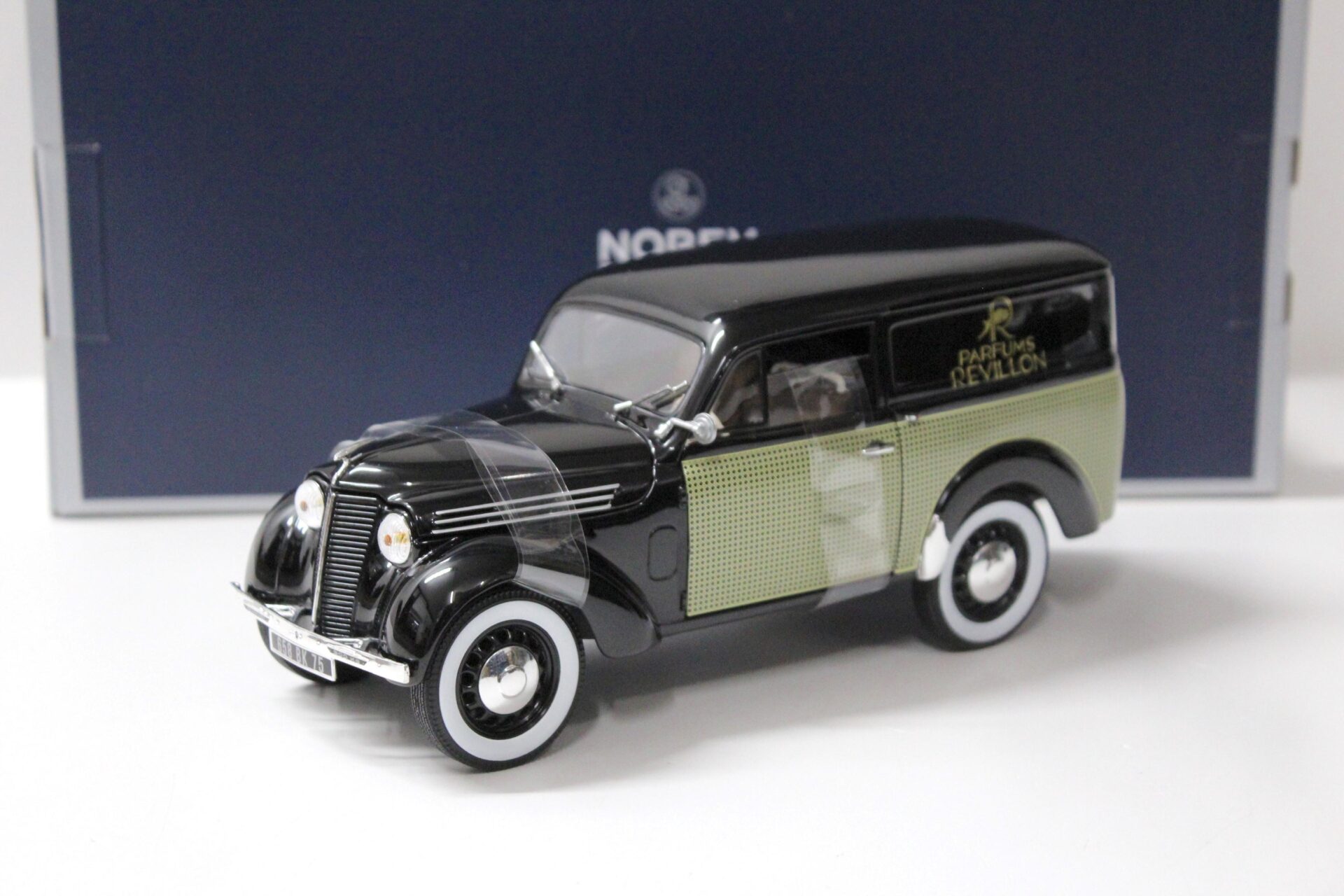 1:18 Norev Renault 300 kg Juvaquatre 1953 Parfums Revillon