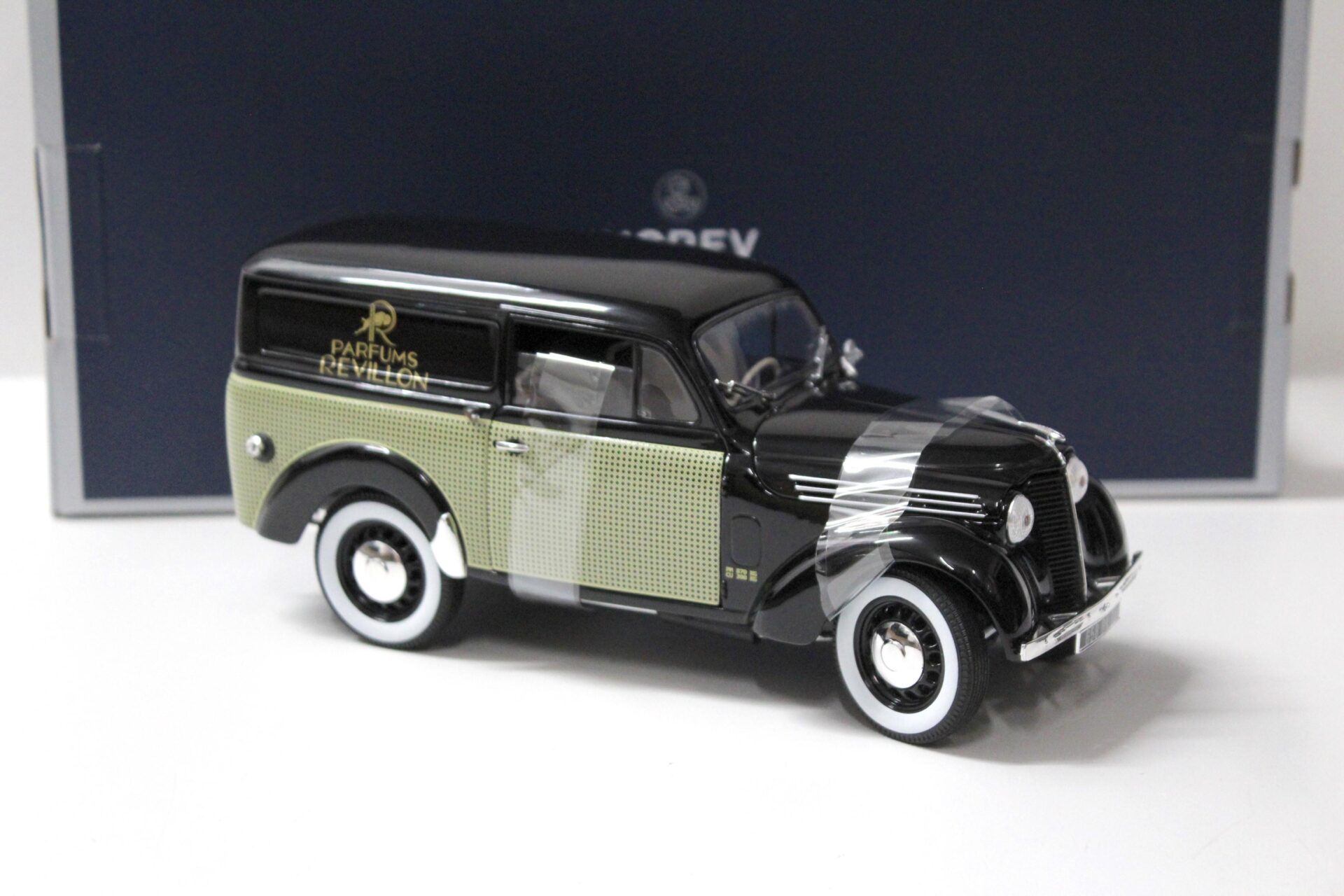 1:18 Norev Renault 300 kg Juvaquatre 1953 Parfums Revillon