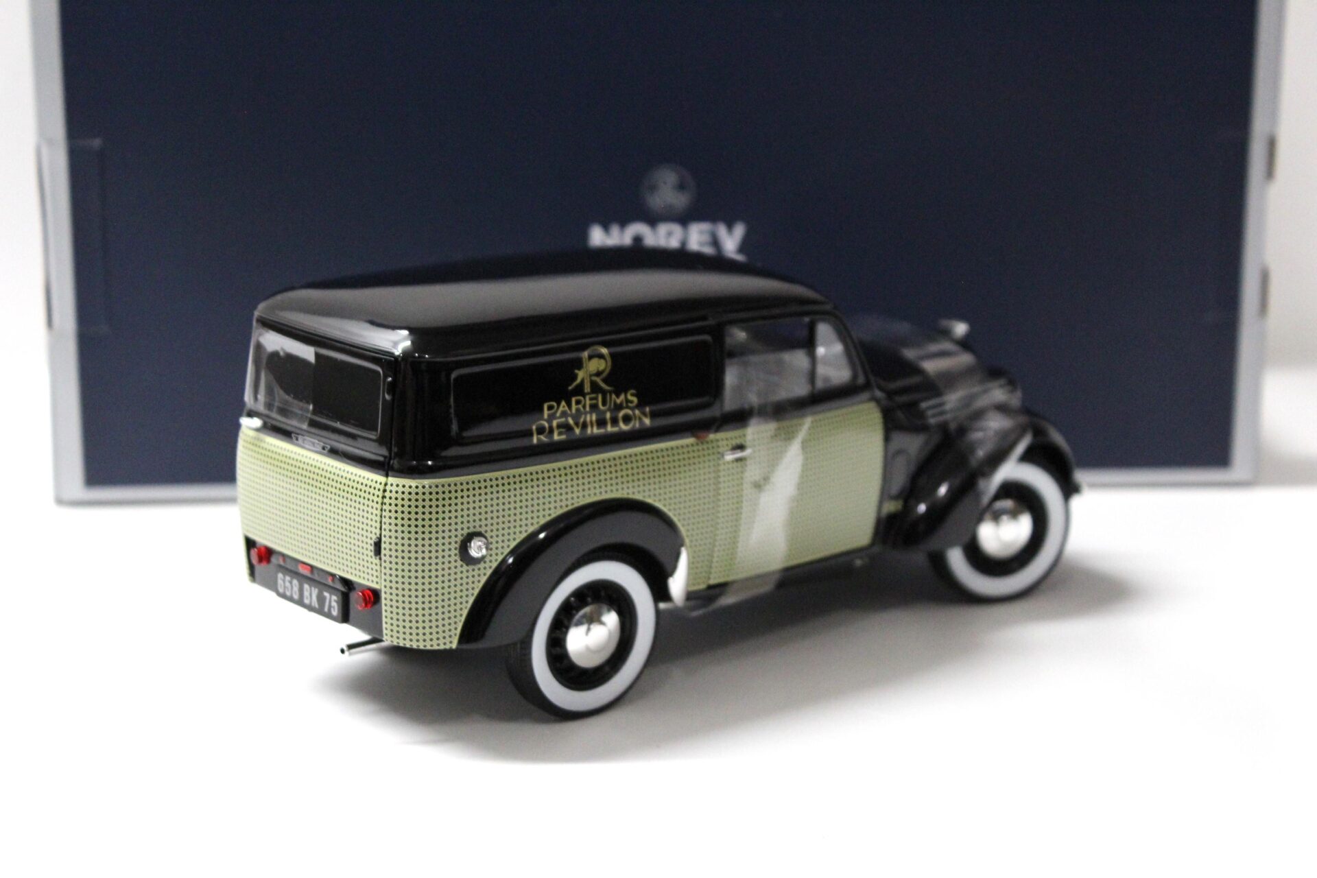 1:18 Norev Renault 300 kg Juvaquatre 1953 Parfums Revillon