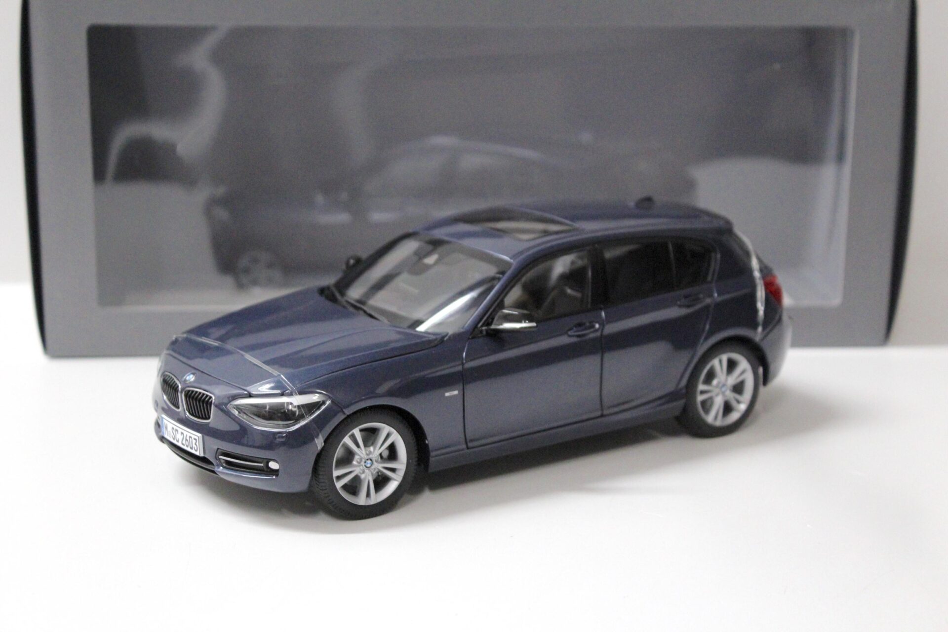 1:18 Paragon BMW 1er 125i (F20) 5-Türer Midnight blue – Premium