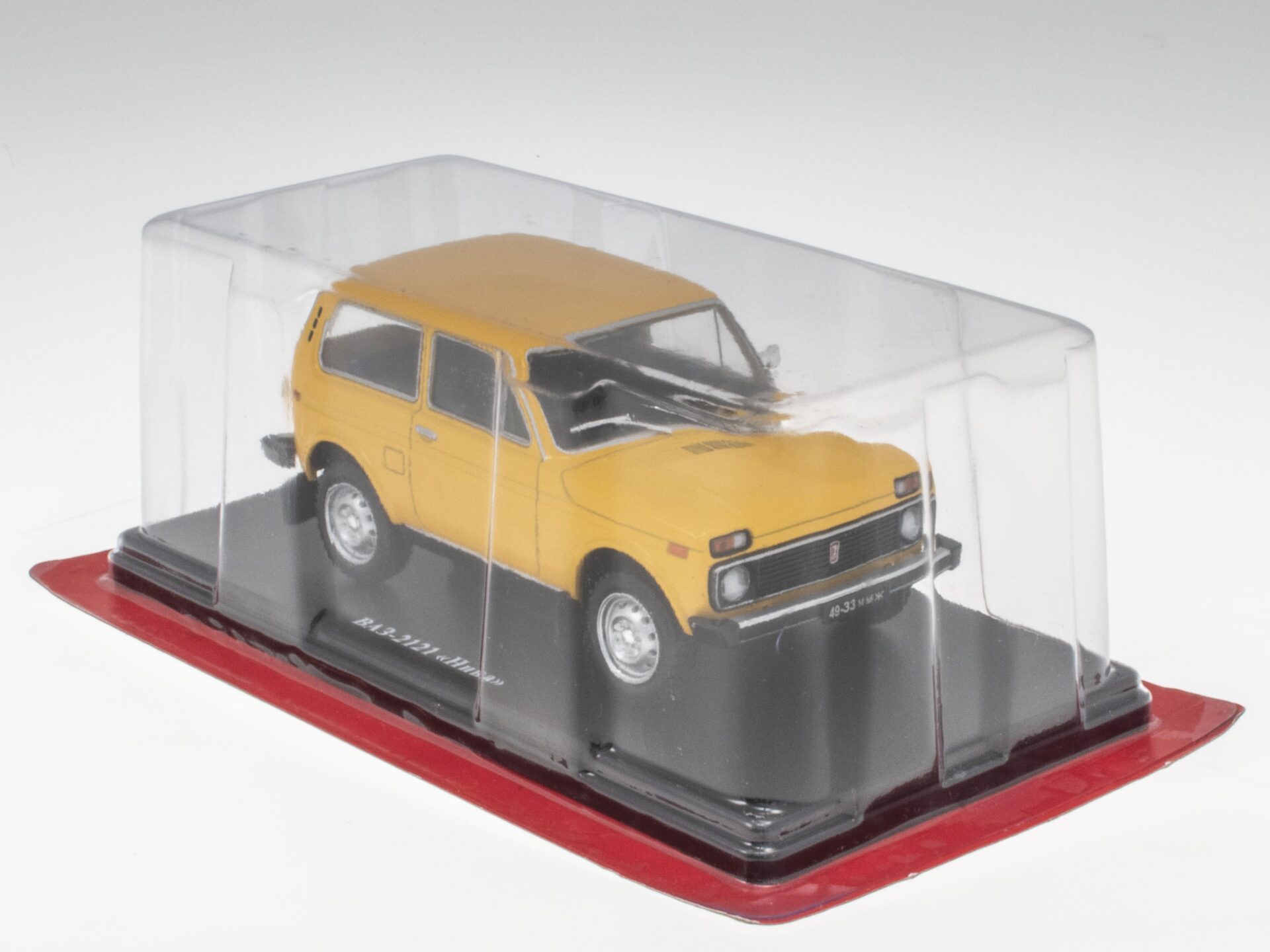 1:24 Hachette East Legendary Lada Niva VAZ-2121 yellow 1977
