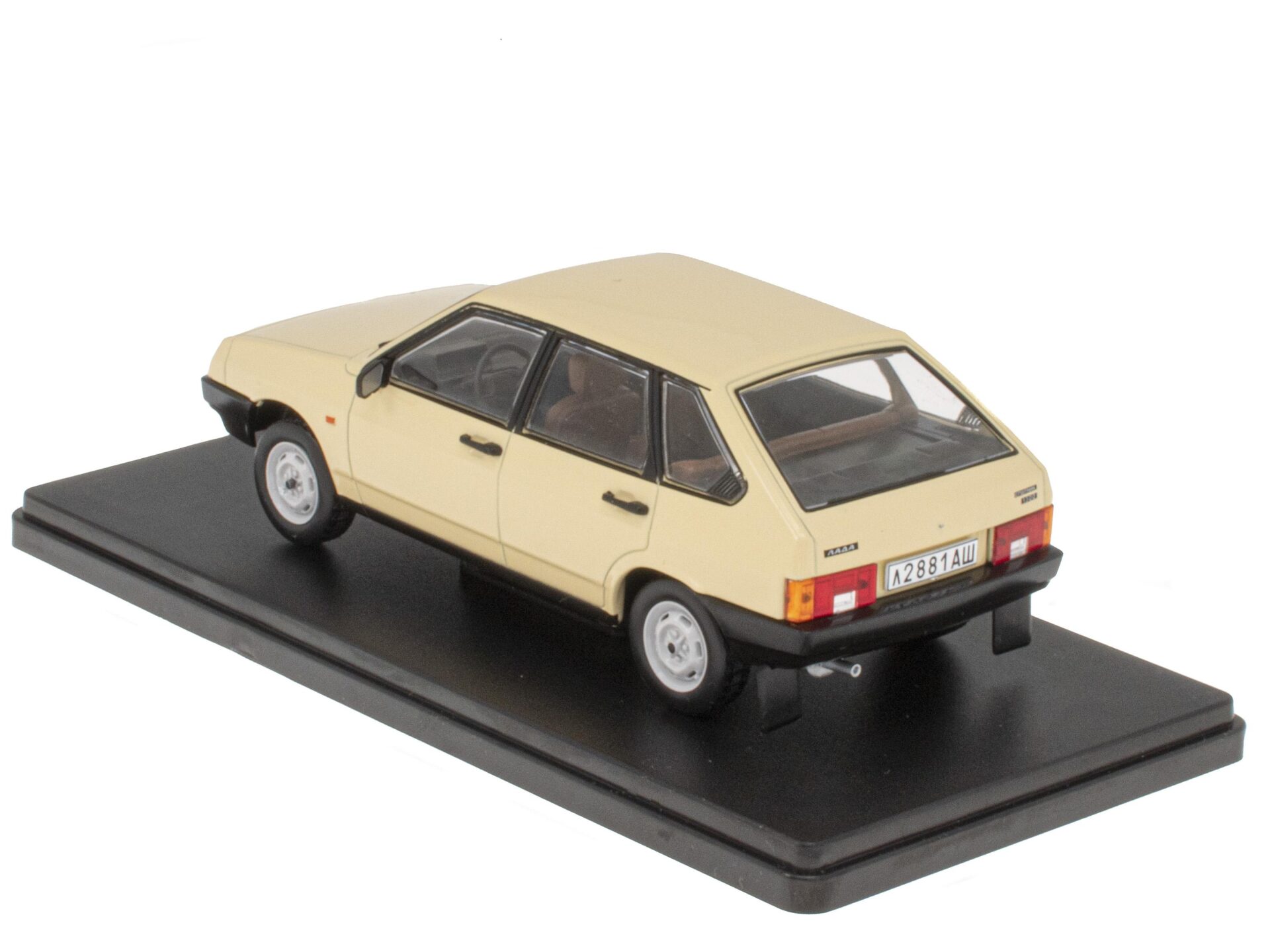 1:24 Hachette East Legendary Lada 2109 Samara beige 1987