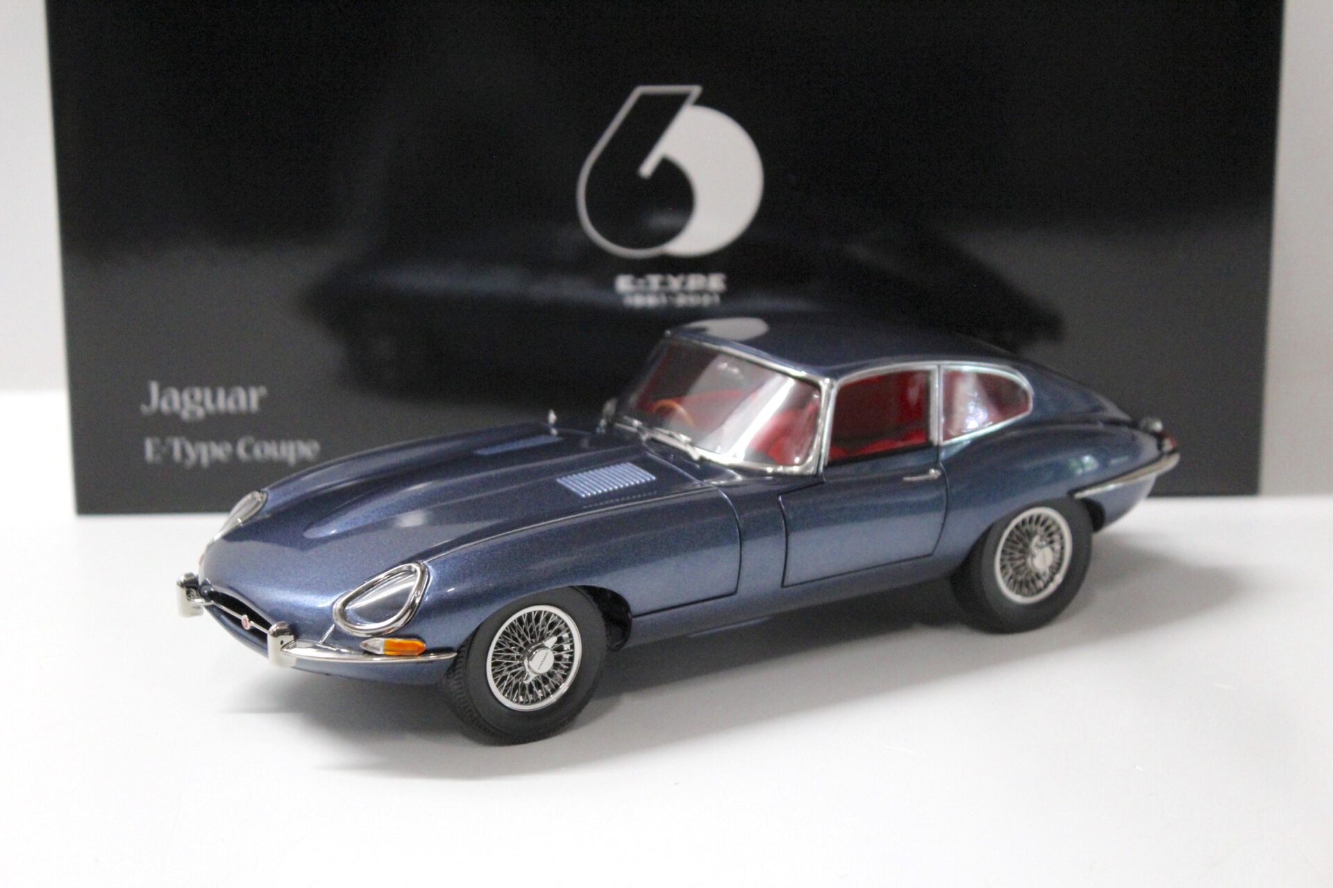 ID 55897 orig 1.jpg 1:18 Kyosho Jaguar E-Type Coupe RHD Dark blue metallic - Diecast/ openings