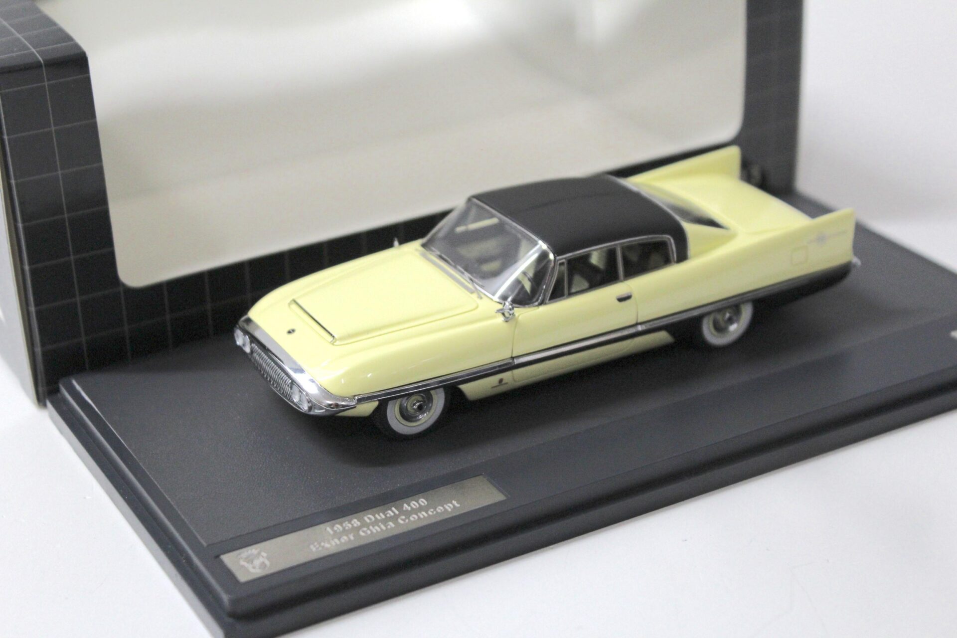 ID 55970 orig.jpg 1:43 Matrix Chrysler Dual 400 Exner Ghia Concept 1958 yellow/ black roof