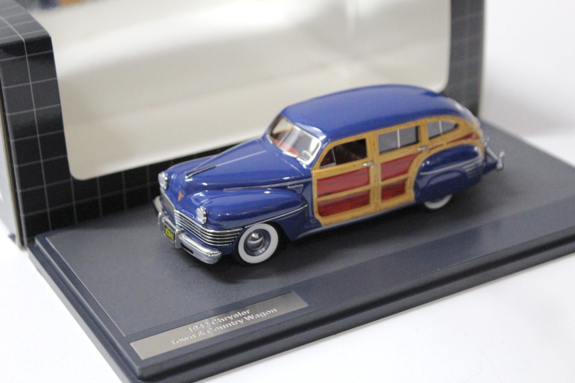 1:43 Matrix 1942 Chrysler Town & Country Wagon blue/ wood