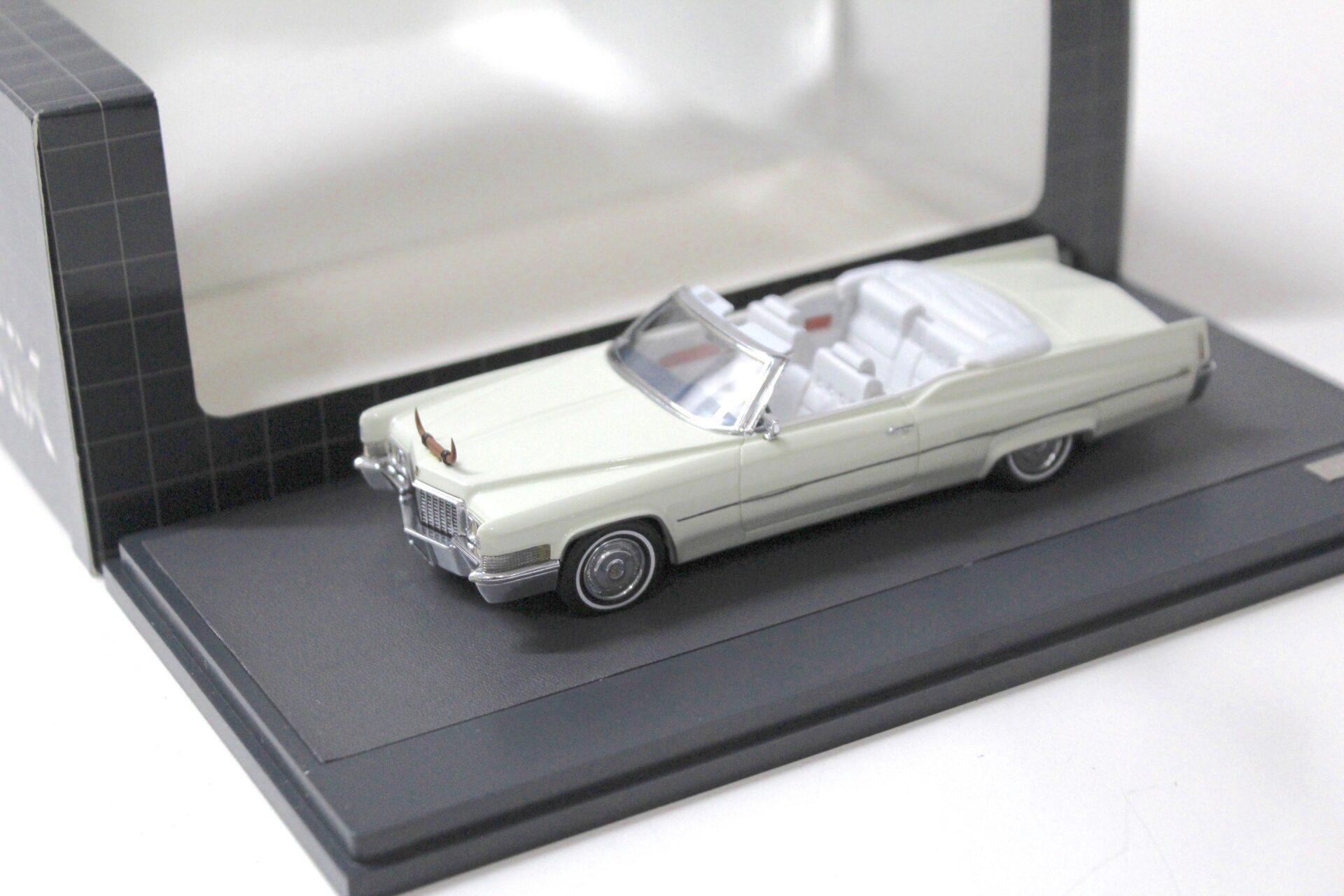 1:43 Matrix 1970 Cadillac DeVille Convertible JDH ivory white