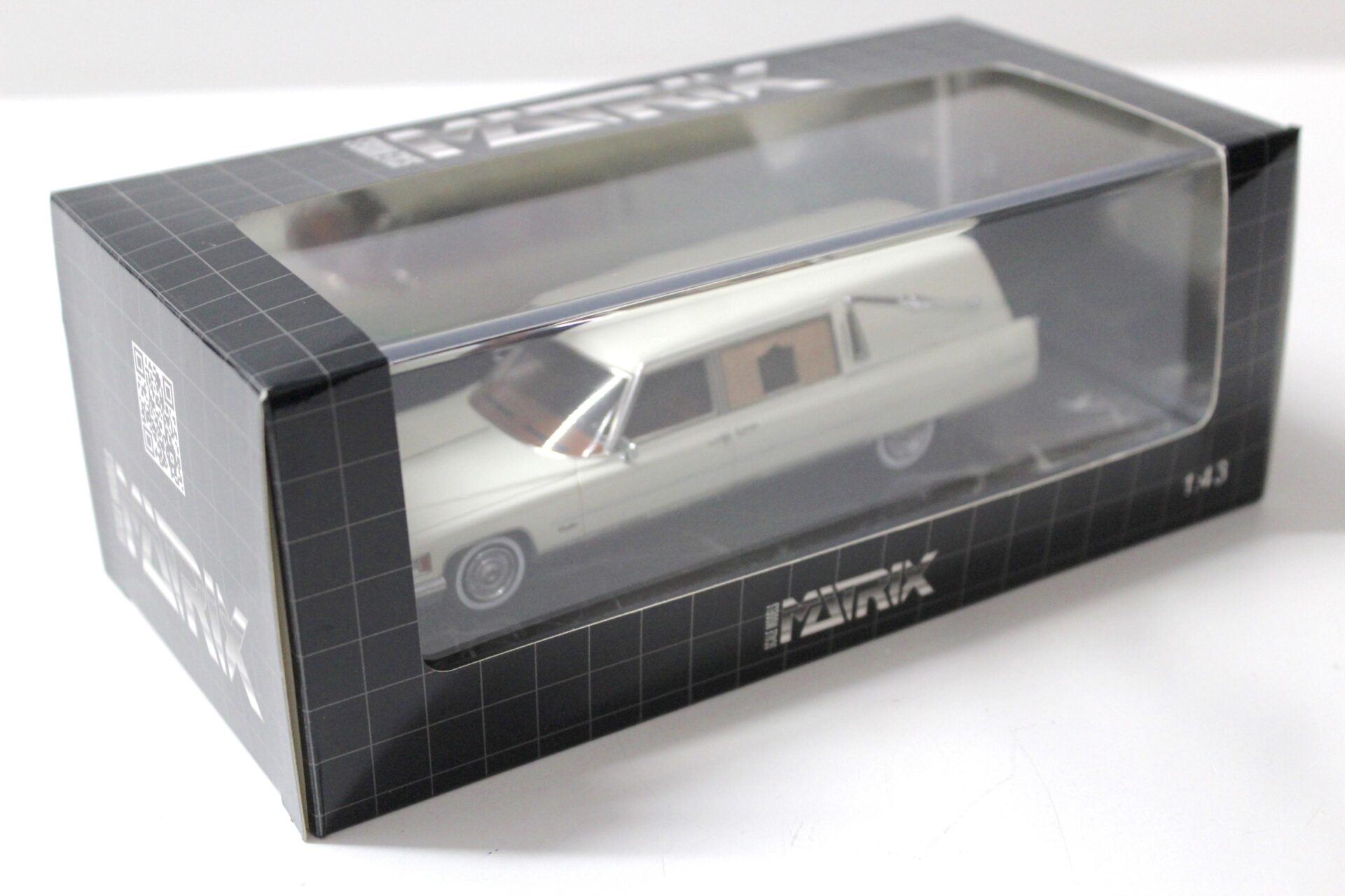 1:43 Matrix 1976 Cadillac Superior Sovereign Regal Landaulet Hearse white