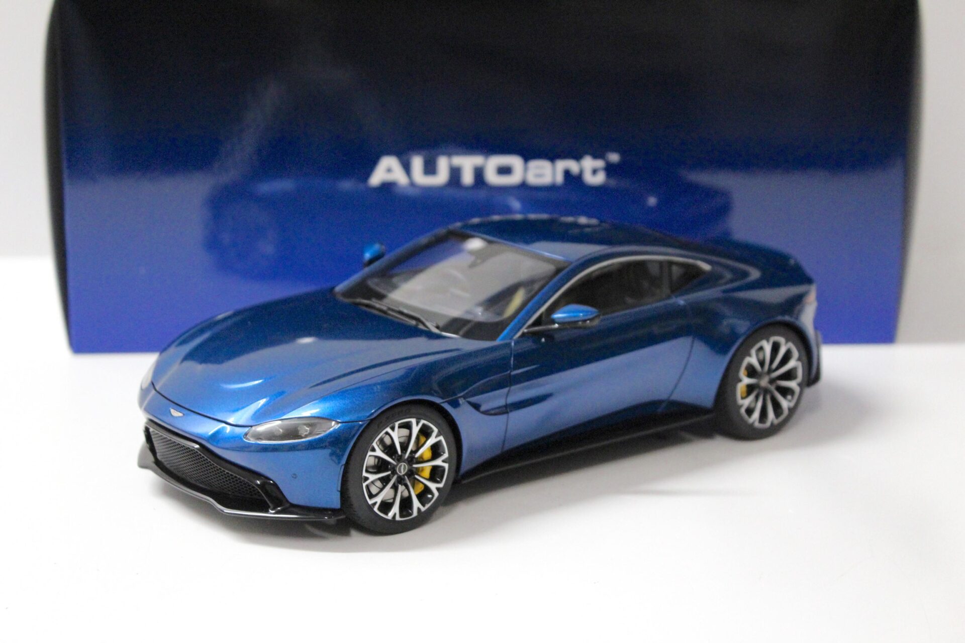 ID 56032 orig.jpg 1:18 AUTOart Aston Martin Vantage 2019 Zaffre blue