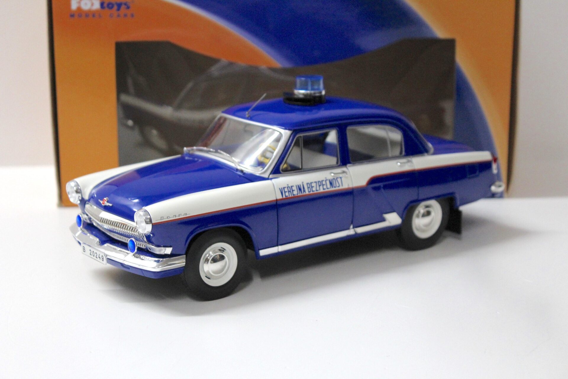 ID 56226 orig.jpg 1:18 FOX TOYS IST Wolga Volga GAZ M21 Limousine Praha Prag Police Polizei