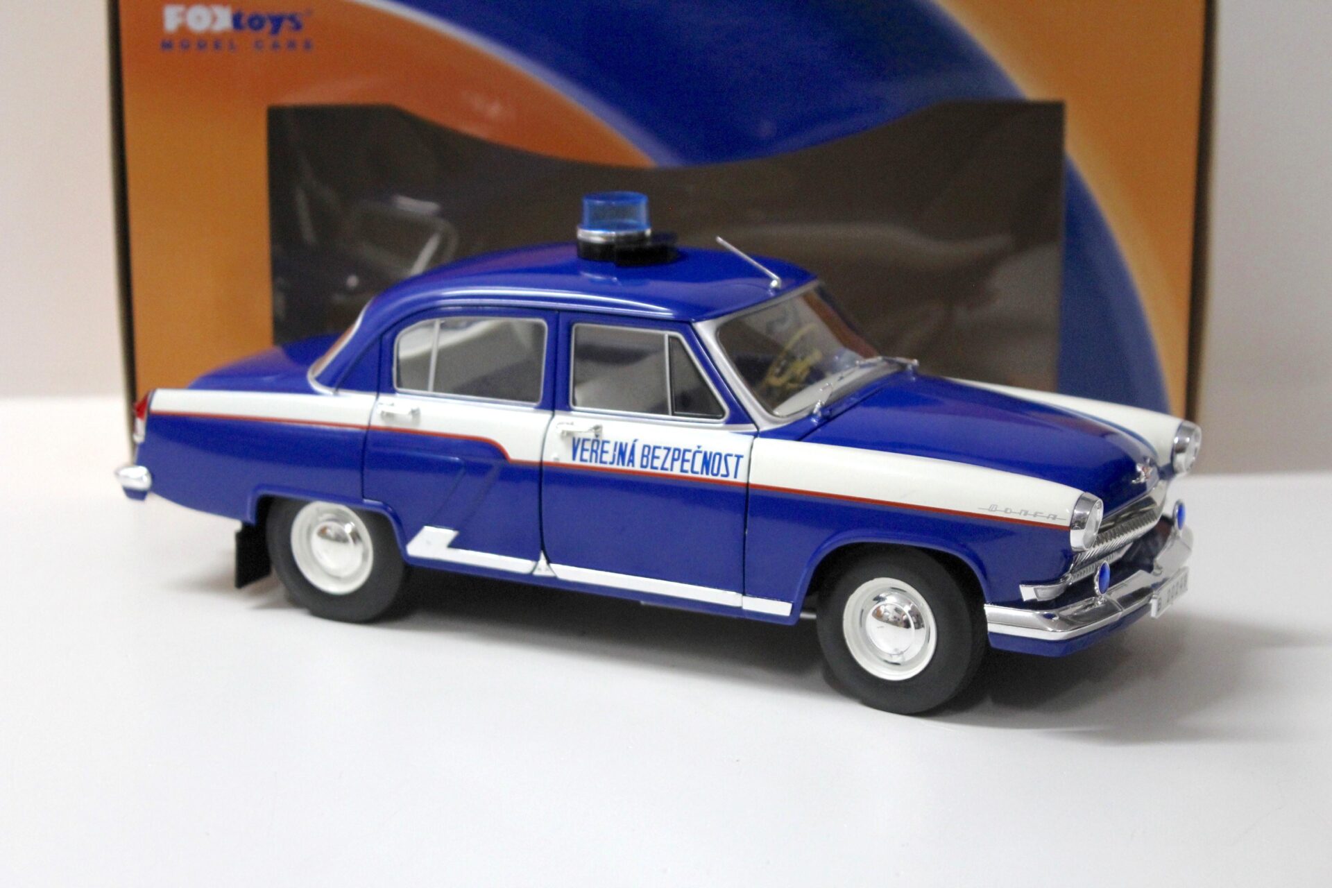 1:18 FOX TOYS IST Wolga Volga GAZ M21 Limousine Praha Prag Police Polizei
