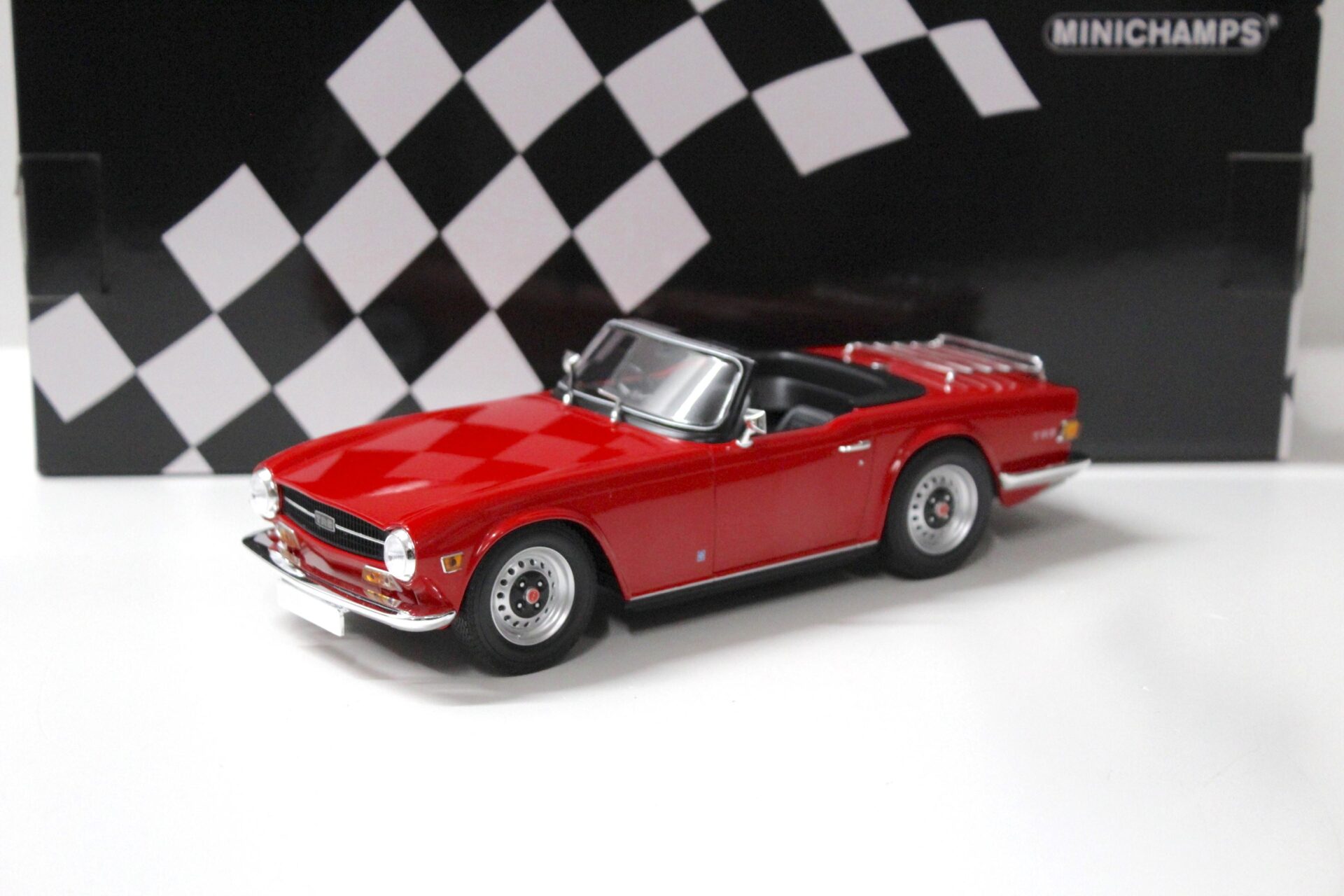 1:18 Minichamps Triumph TR6 Roadster 1969 RHD red