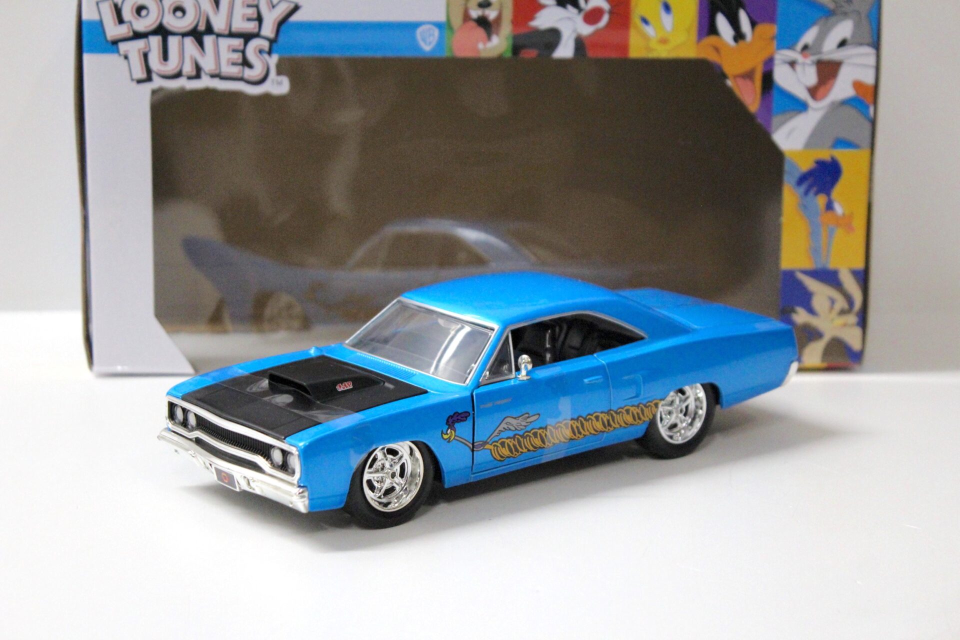 1:24 Jada Toys Looney Tunes Wile E. Coyote + 1970 Plymouth Road Runner blue