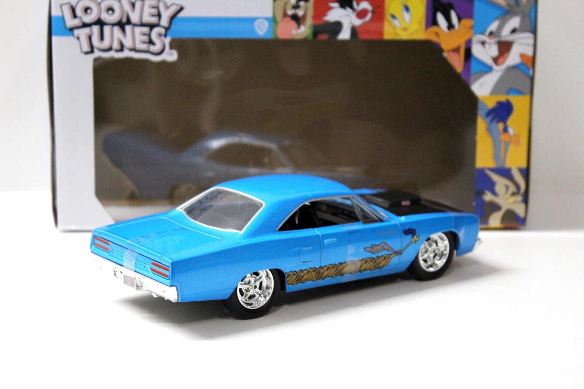 1:24 Jada Toys Looney Tunes Wile E. Coyote + 1970 Plymouth Road Runner blue