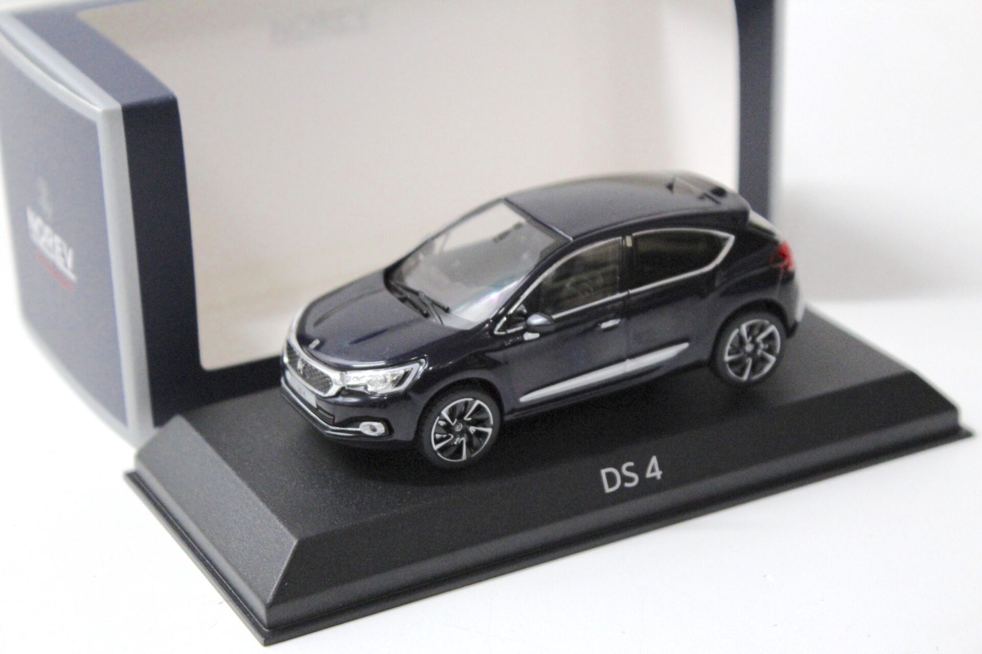 ID 56732 orig.jpg 1:43 Norev Citroen DS 4 Entre blue 2015
