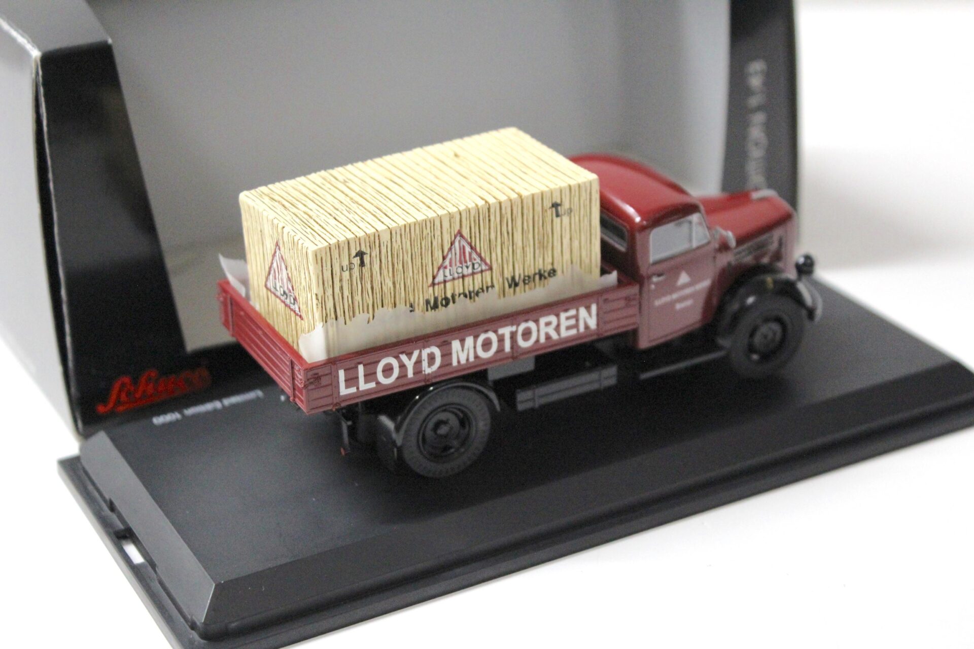 1:43 Schuco Borgward B2500 Pritsche LKW "Lloyd Motoren" dark red