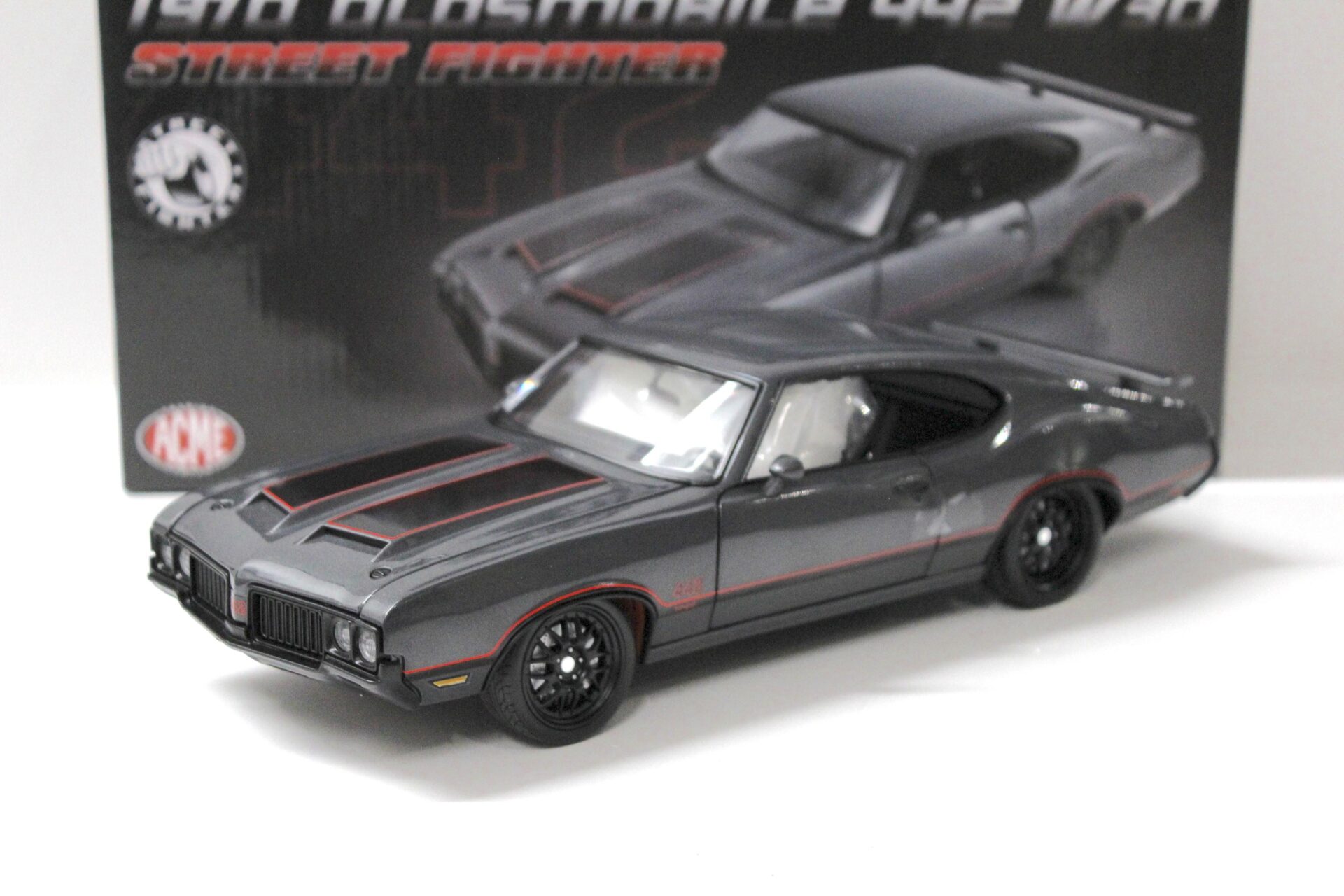 ID 57181 orig.jpg 1:18 ACME 1970 Oldsmobile 442 W-30 Street Fighter grey metallic/ red