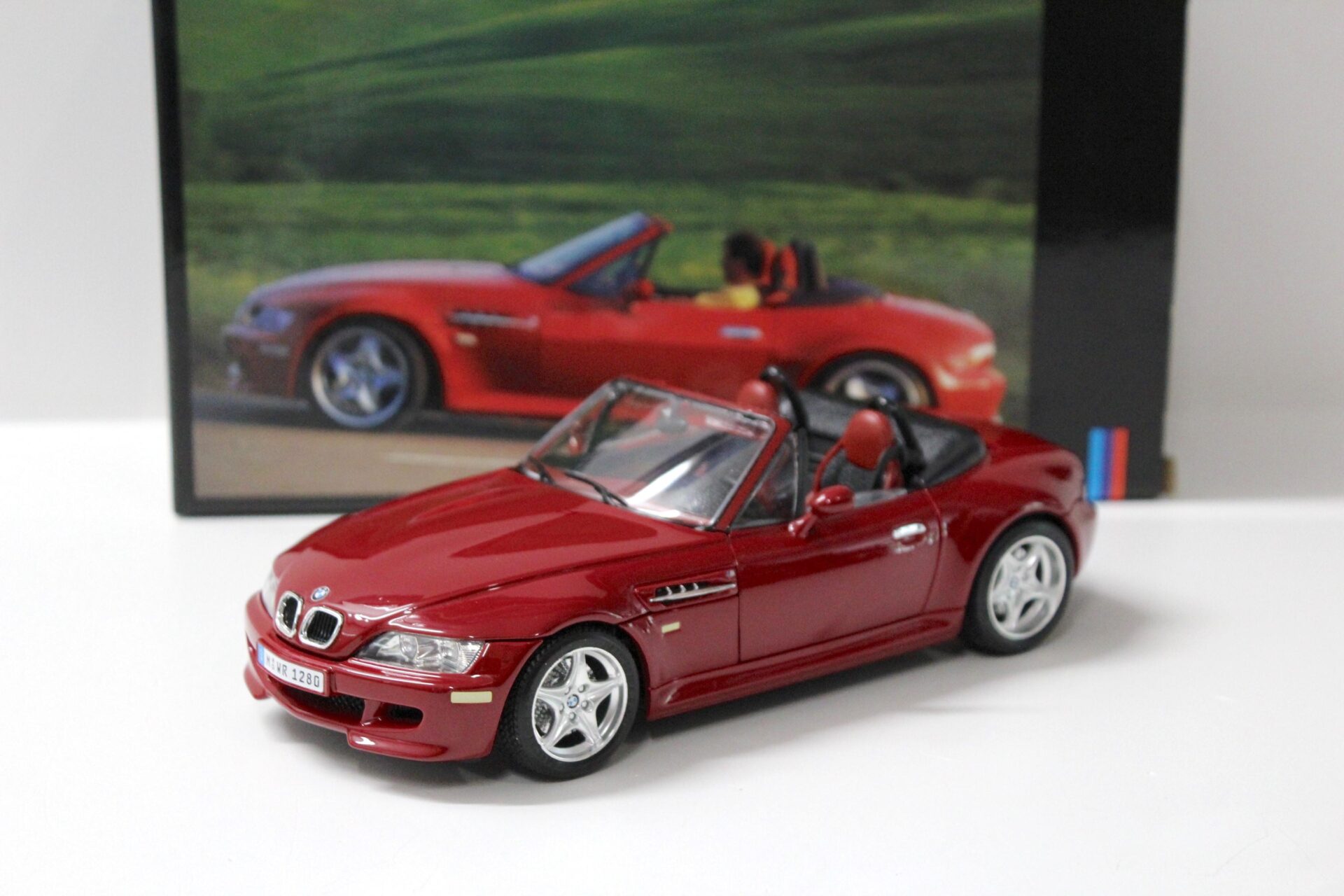 ID 57420 orig.jpg 1:18 Bburago BMW Z3M Roadster red DEALER VERSION
