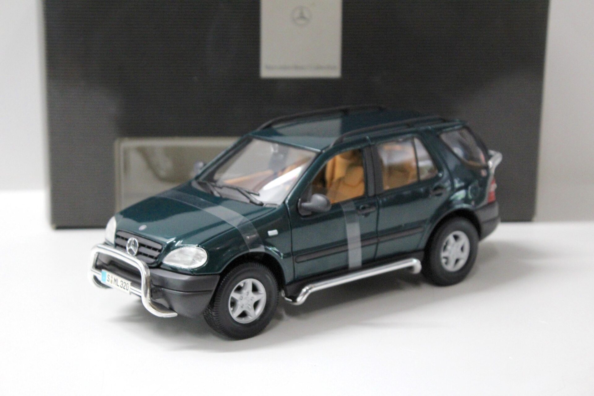ID 57432 orig.jpg 1:18 Maisto Mercedes ML 320 W163 dark green DEALER VERSION