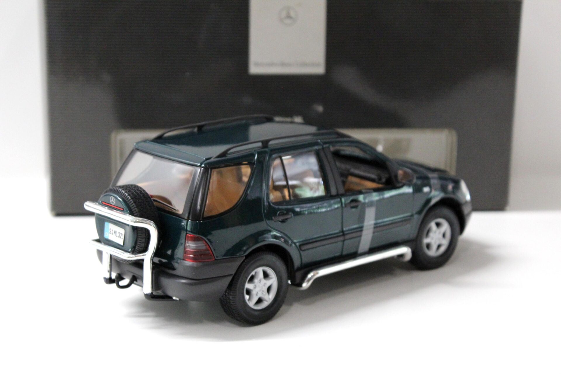 1:18 Maisto Mercedes ML 320 W163 dark green DEALER VERSION