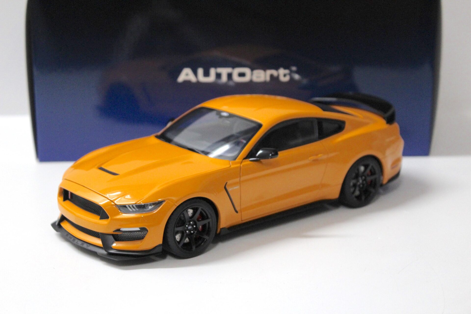 ID 57456 orig.jpg 1:18 AUTOart Ford Shelby GT-350R 2017 Fury orange