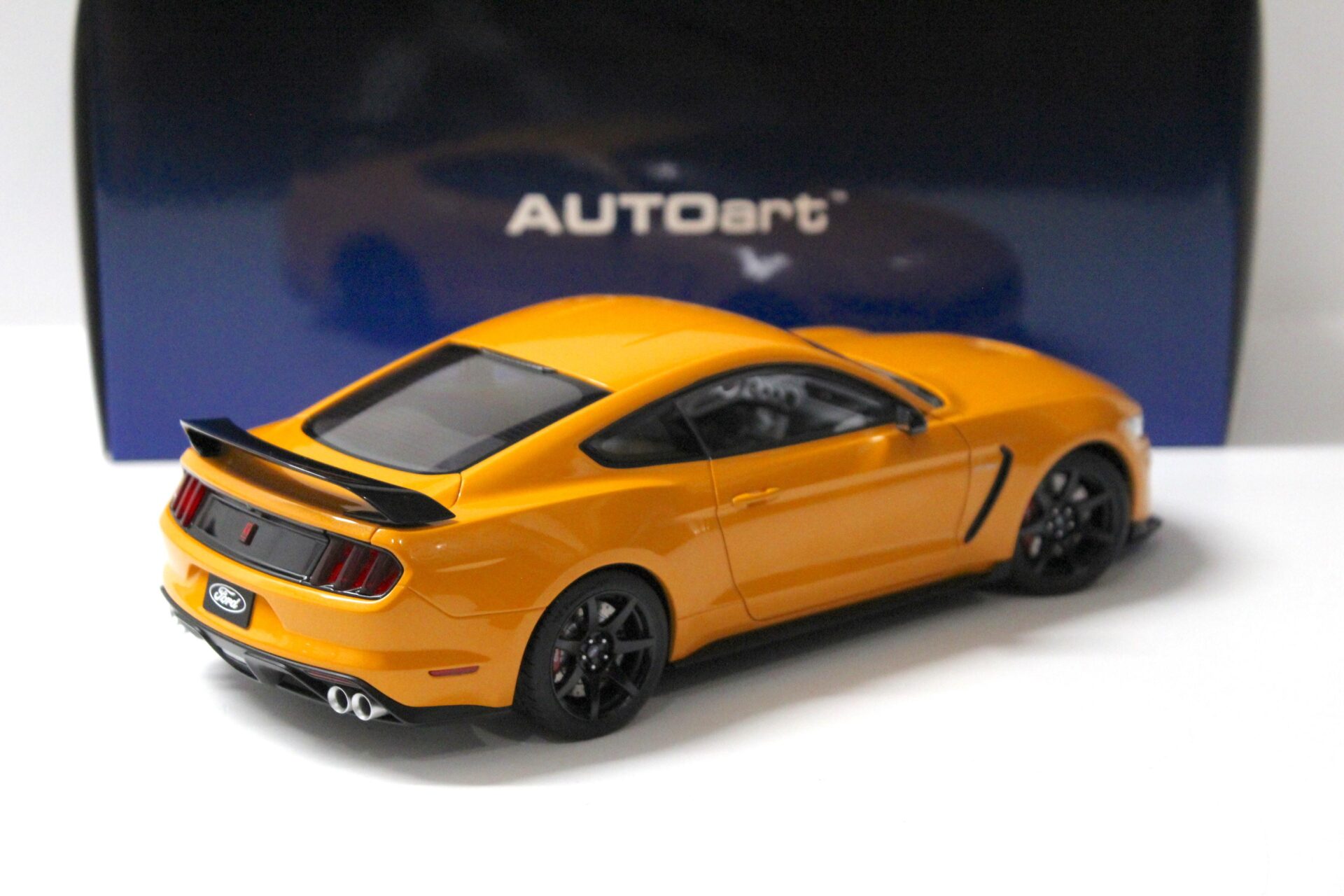 1:18 AUTOart Ford Shelby GT-350R 2017 Fury orange