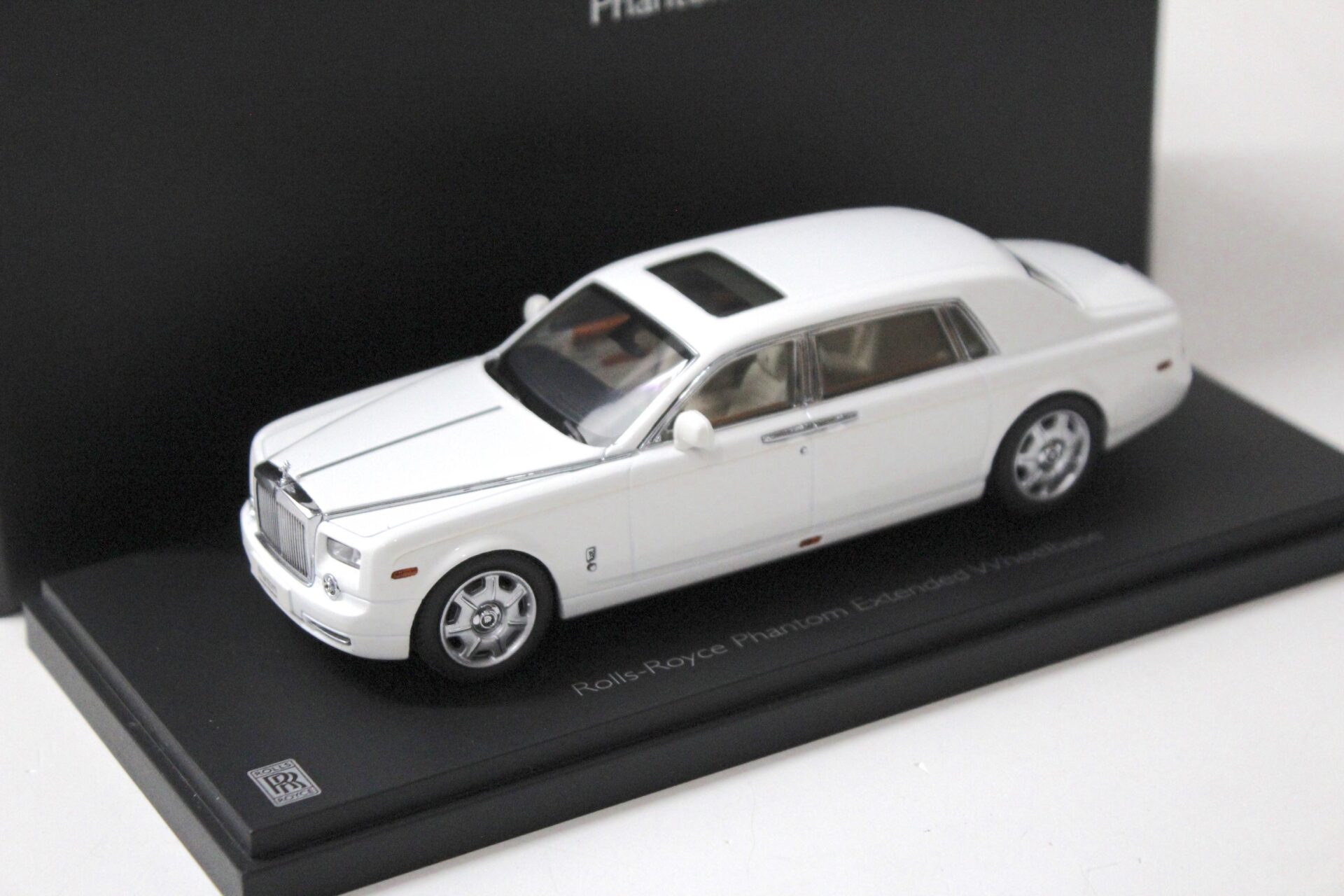 ID 57478 orig.jpg 1:43 Kyosho Rolls Royce Phantom EWB English white