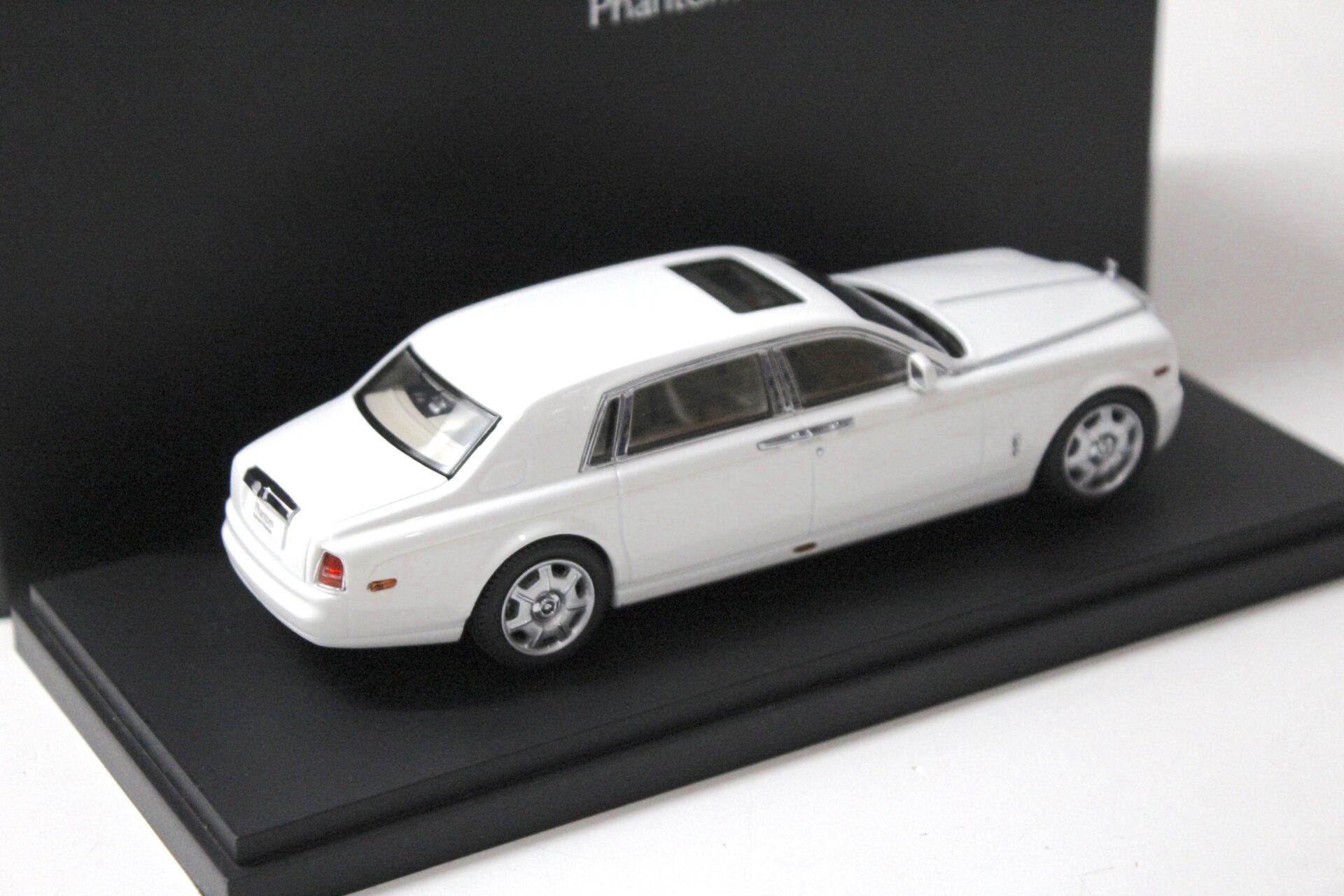 1:43 Kyosho Rolls Royce Phantom EWB English white