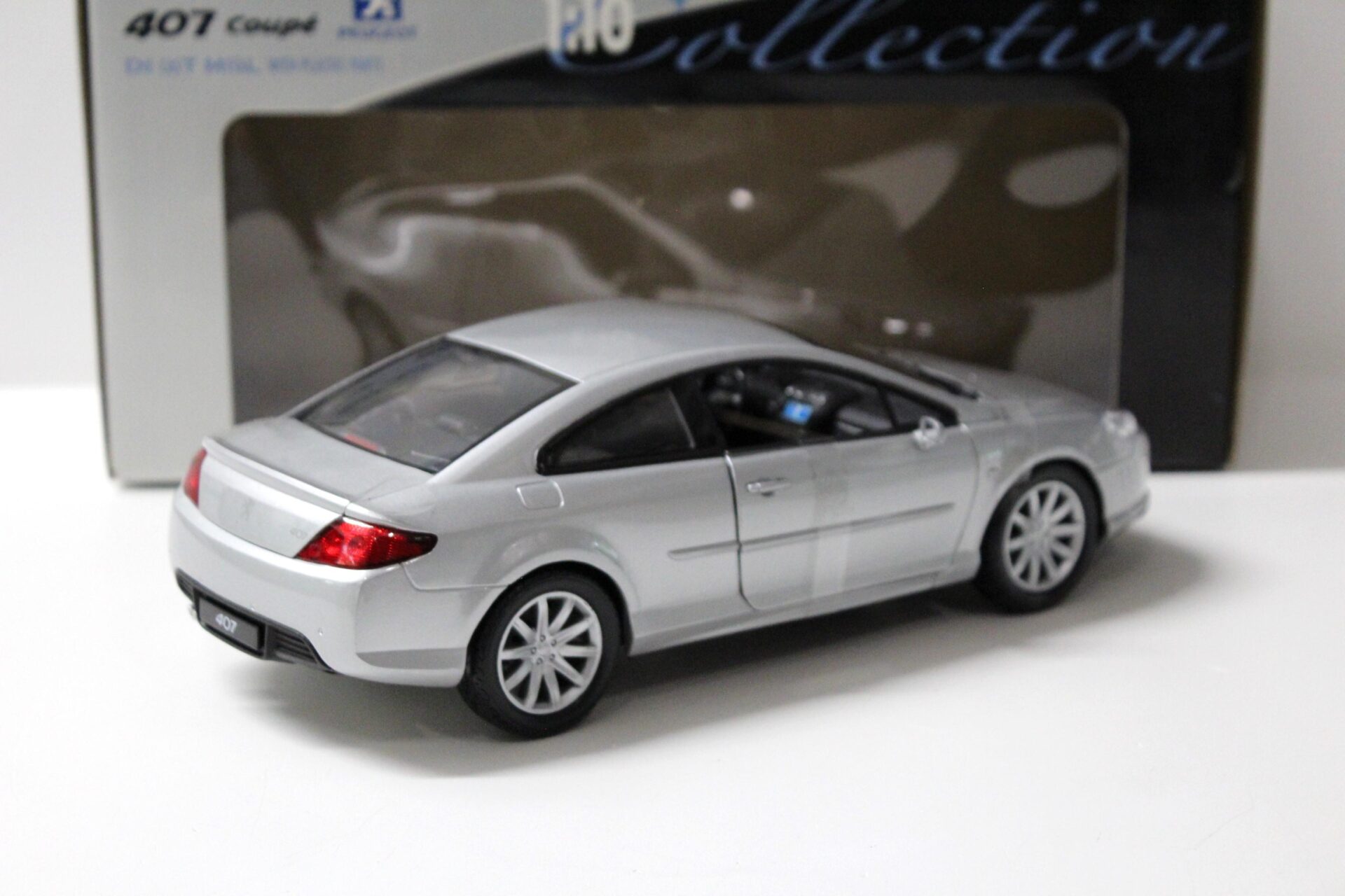 1:18 Welly Peugeot 407 Coupe silver metallic