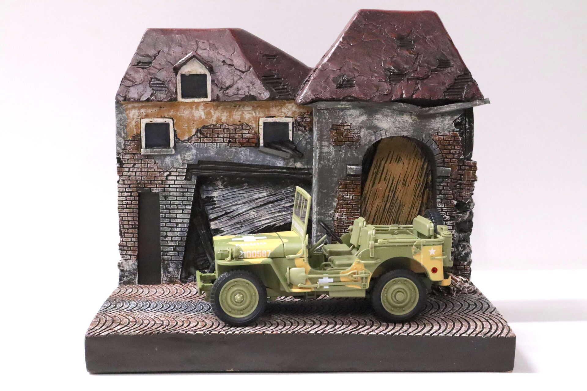 1:18 Auto World Resin Backdrop Diorama "War torn Building/ Beschädigtes Gebäude"