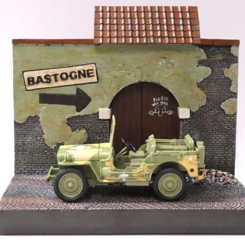 1:18 Auto World Resin Backdrop Diorama "To Bastogne/ Gebäude mit Tor"