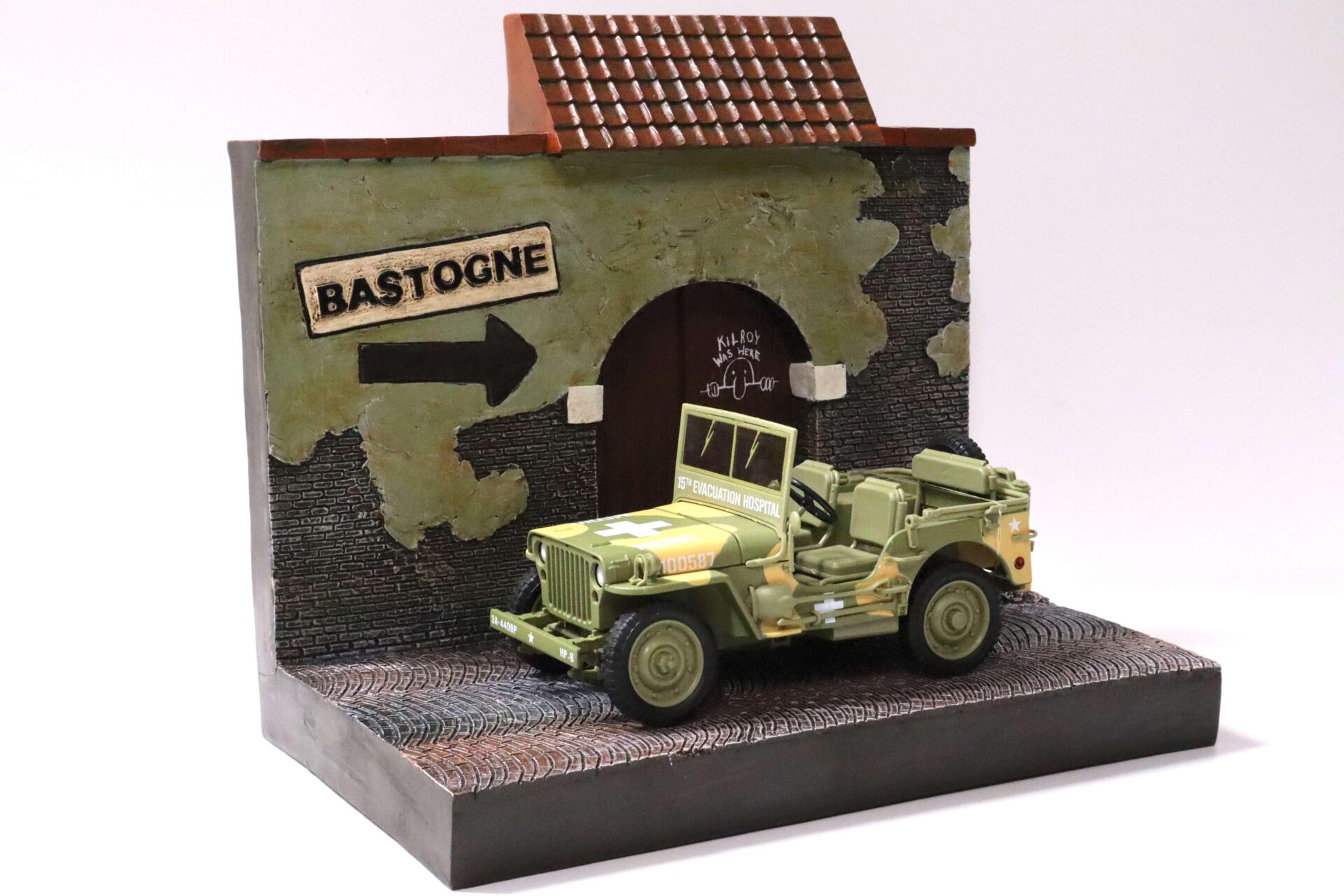 1:18 Auto World Resin Backdrop Diorama "To Bastogne/ Gebäude mit Tor"