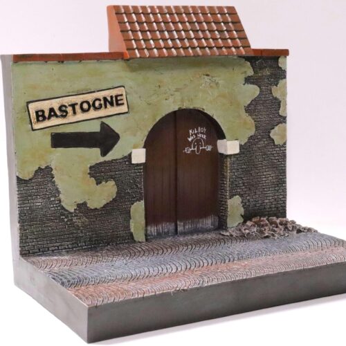 1:18 Auto World Resin Backdrop Diorama "To Bastogne/ Gebäude mit Tor"