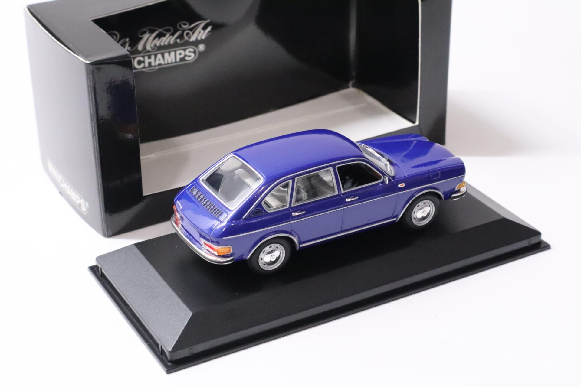 1:43 Minichamps VW 411 LE 1969 Saphir blue