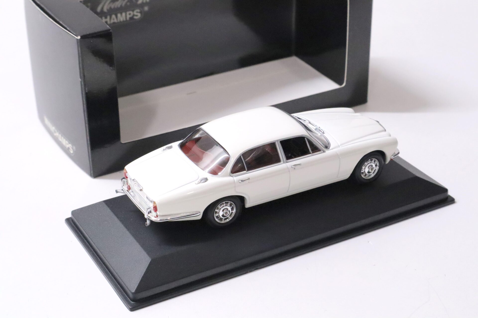 1:43 Minichamps Jaguar XJ12 Series II Limousine 1975 cream white