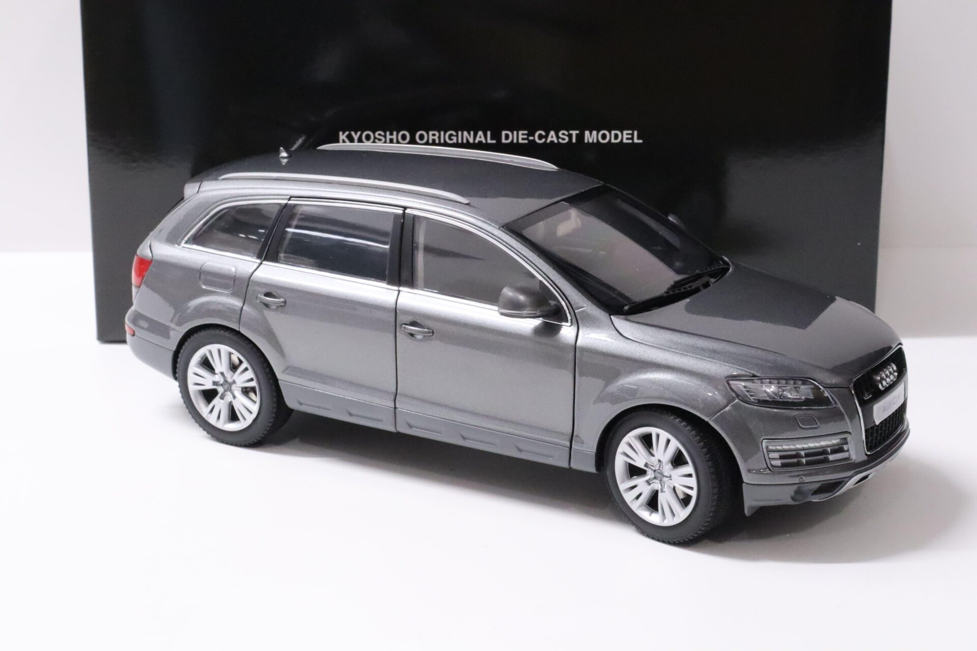 1:18 Kyosho Audi Q7 Facelift 2009 Graphite grey metallic