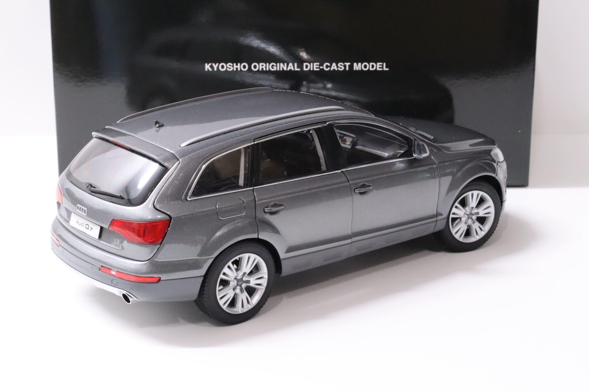 1:18 Kyosho Audi Q7 Facelift 2009 Graphite grey metallic